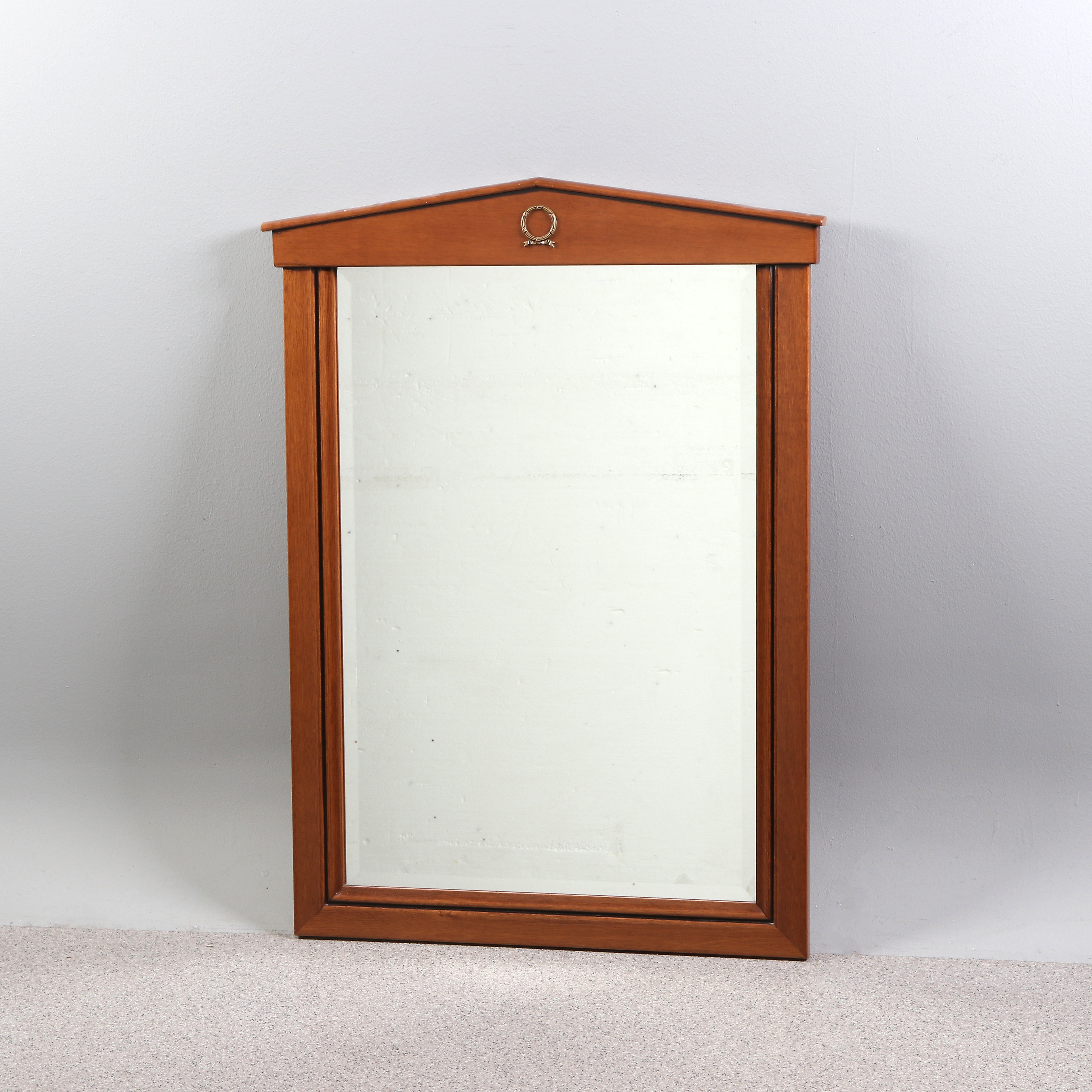 SPEGEL. Mahogny. Empirestil, 1900-tal.