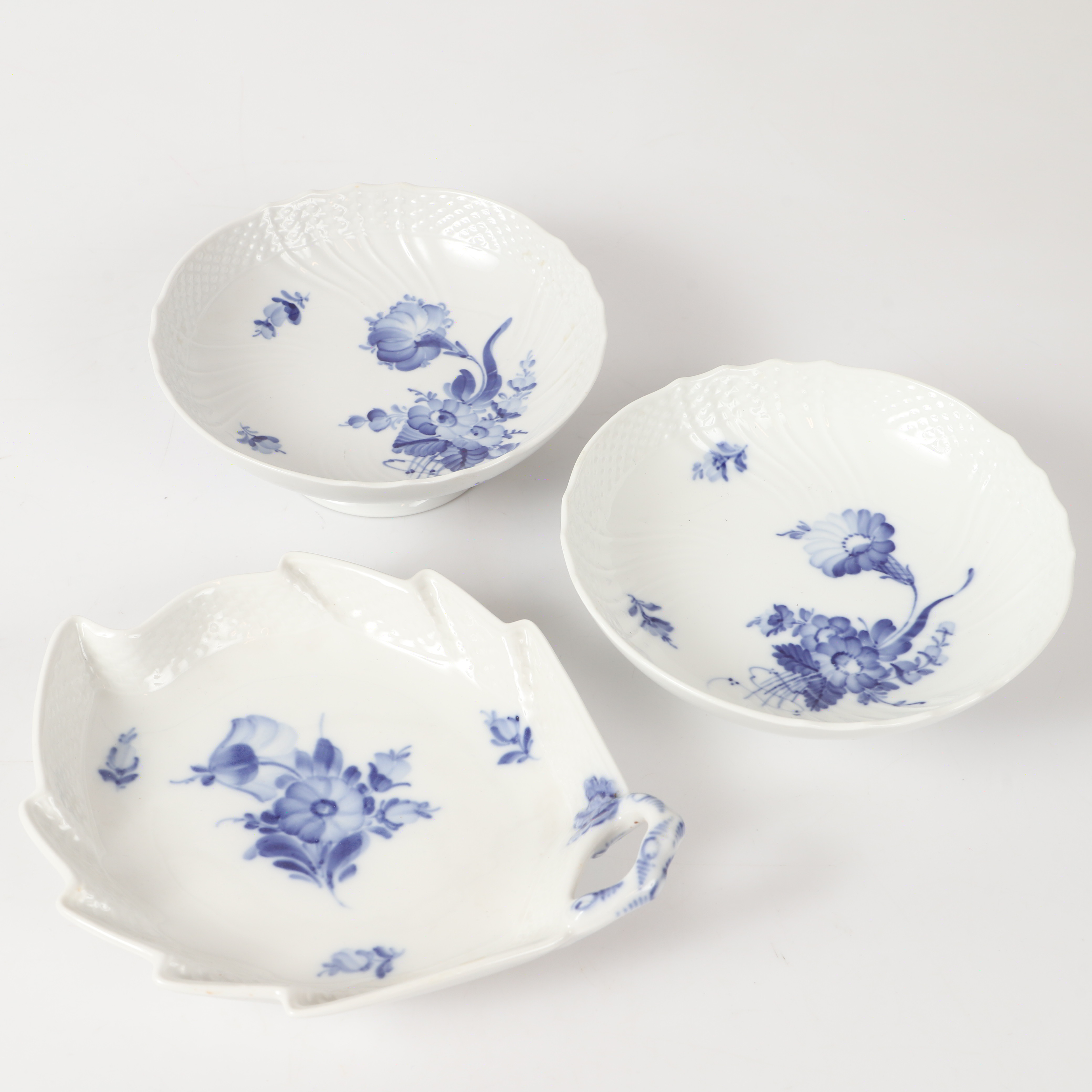 SERVISDELAR, 3 stycken, "Blå Blomst", porslin, Royal Copenhagen, Danmark.