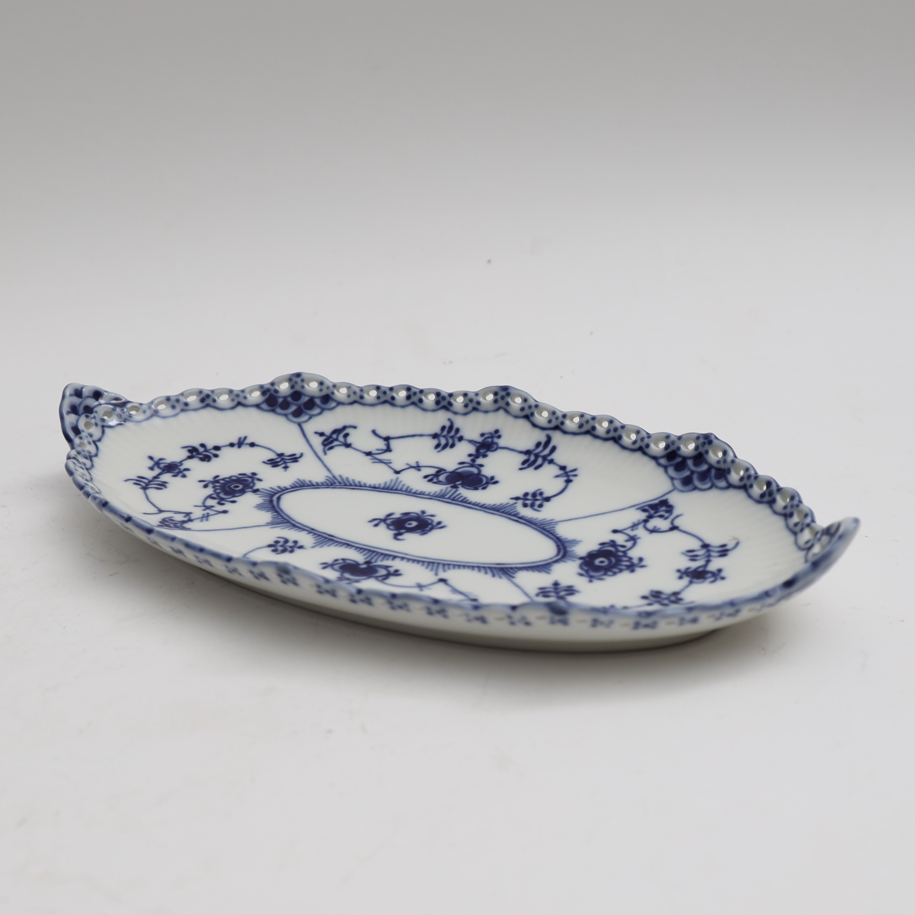 ARNOLD KROGH. SERVERINGSFAT, musselmalet, helblond, royal copenhagen, Modell 1115.