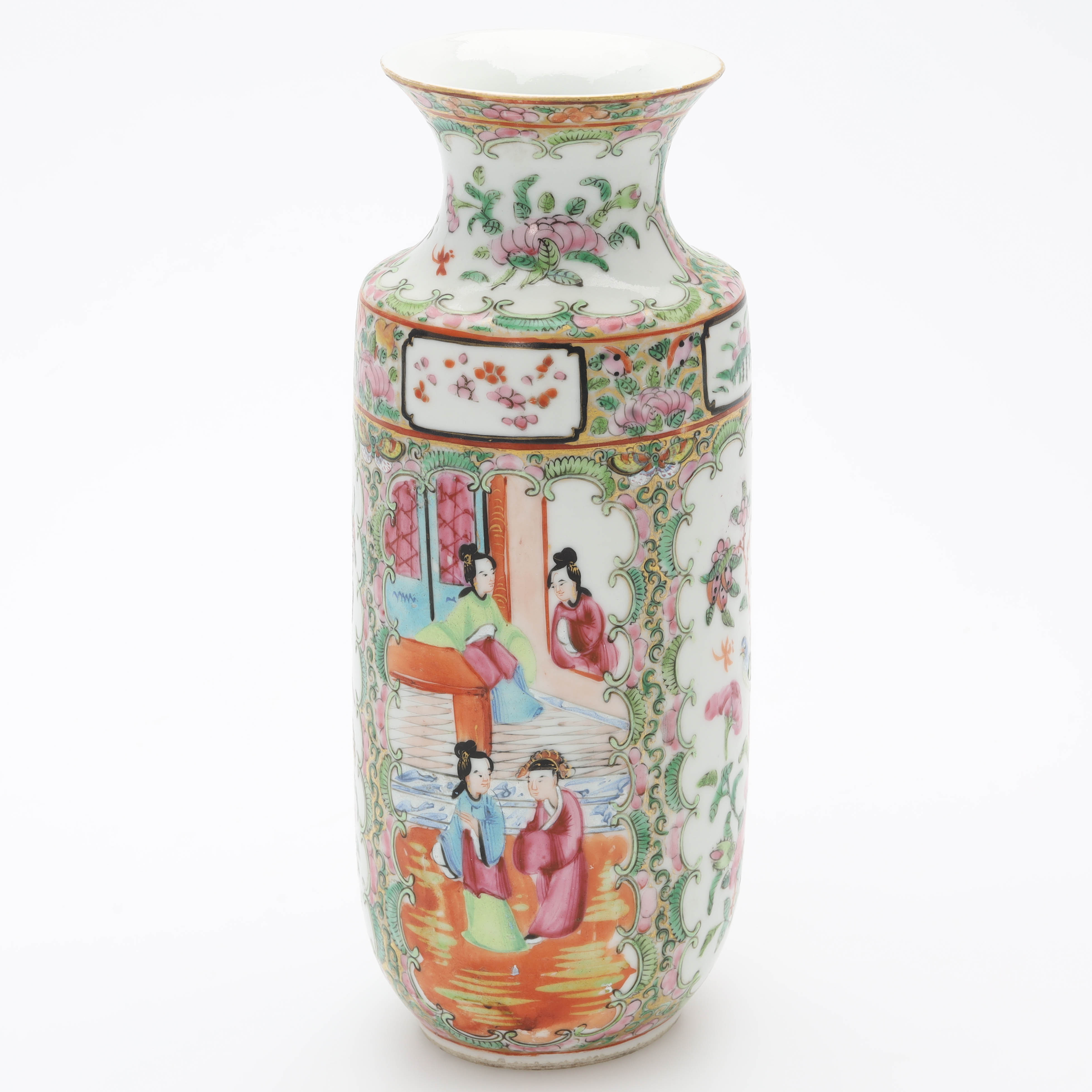 VAS, porslin, emaljdekor med figurscener, Kanton, Kina, 1800-tal.