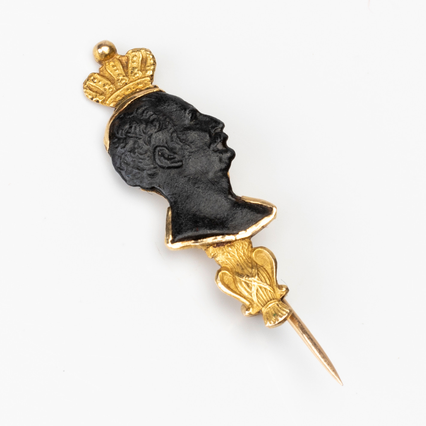 BROSCH med krönt porträtt, delvis 18K guld, Sverige, 1800-tal.