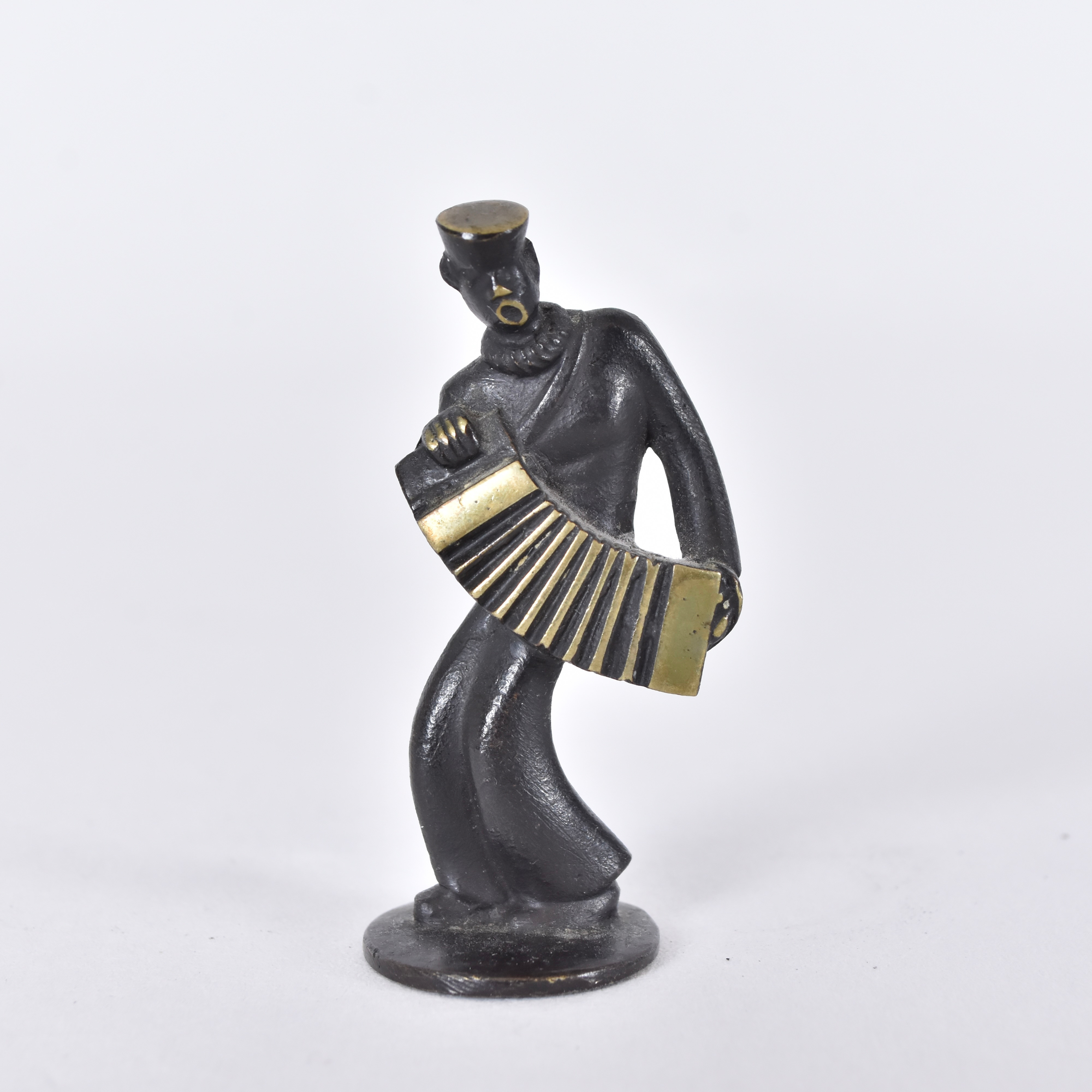 RICHARD ROHAC. FIGURIN/SIGILLSTAMP, delvis patinerad brons.