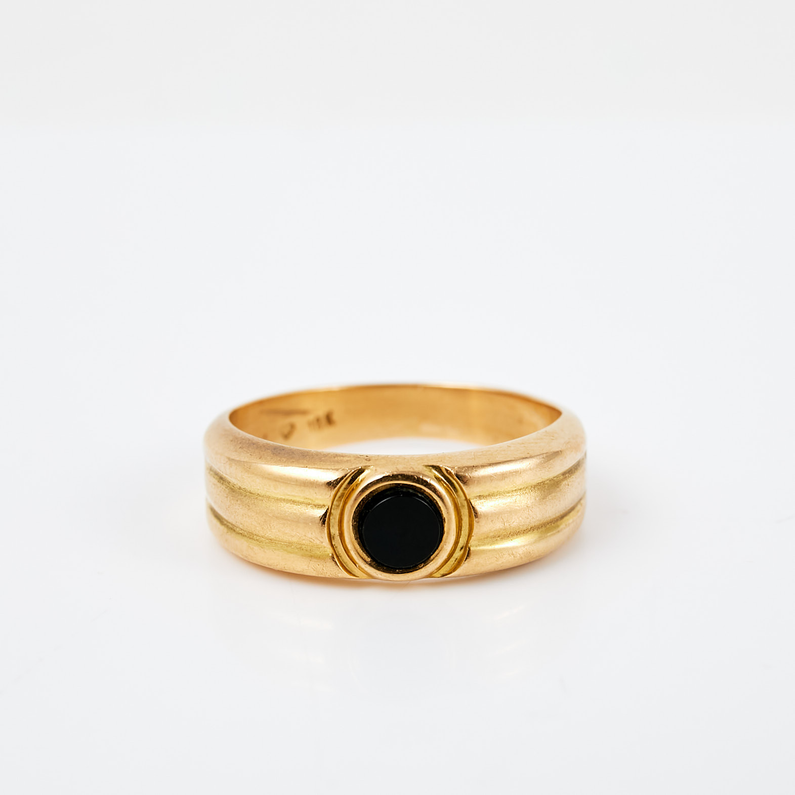 RING, 18 k guld, 1 planslipad onyx, svensk kontrollstämpel.