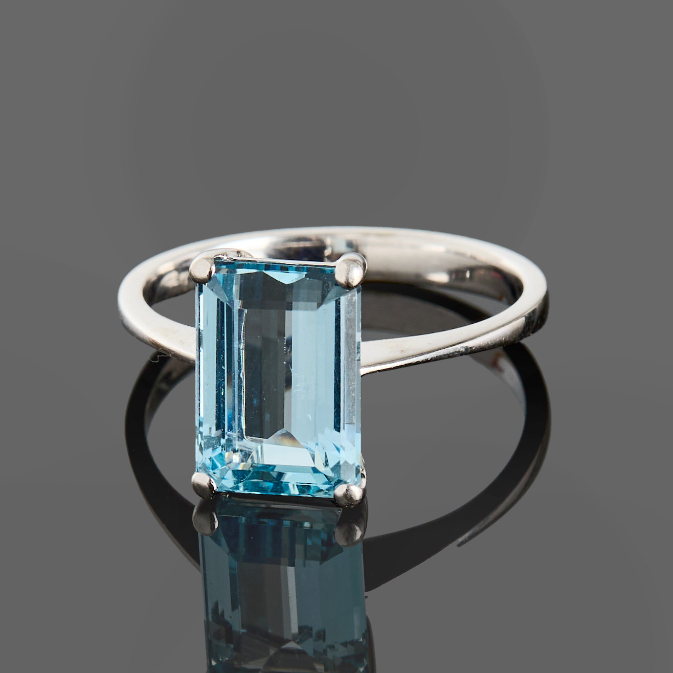 ENSTENSRING, 18k vitguld med en trappslipad akvamarin ca 2.36ct.