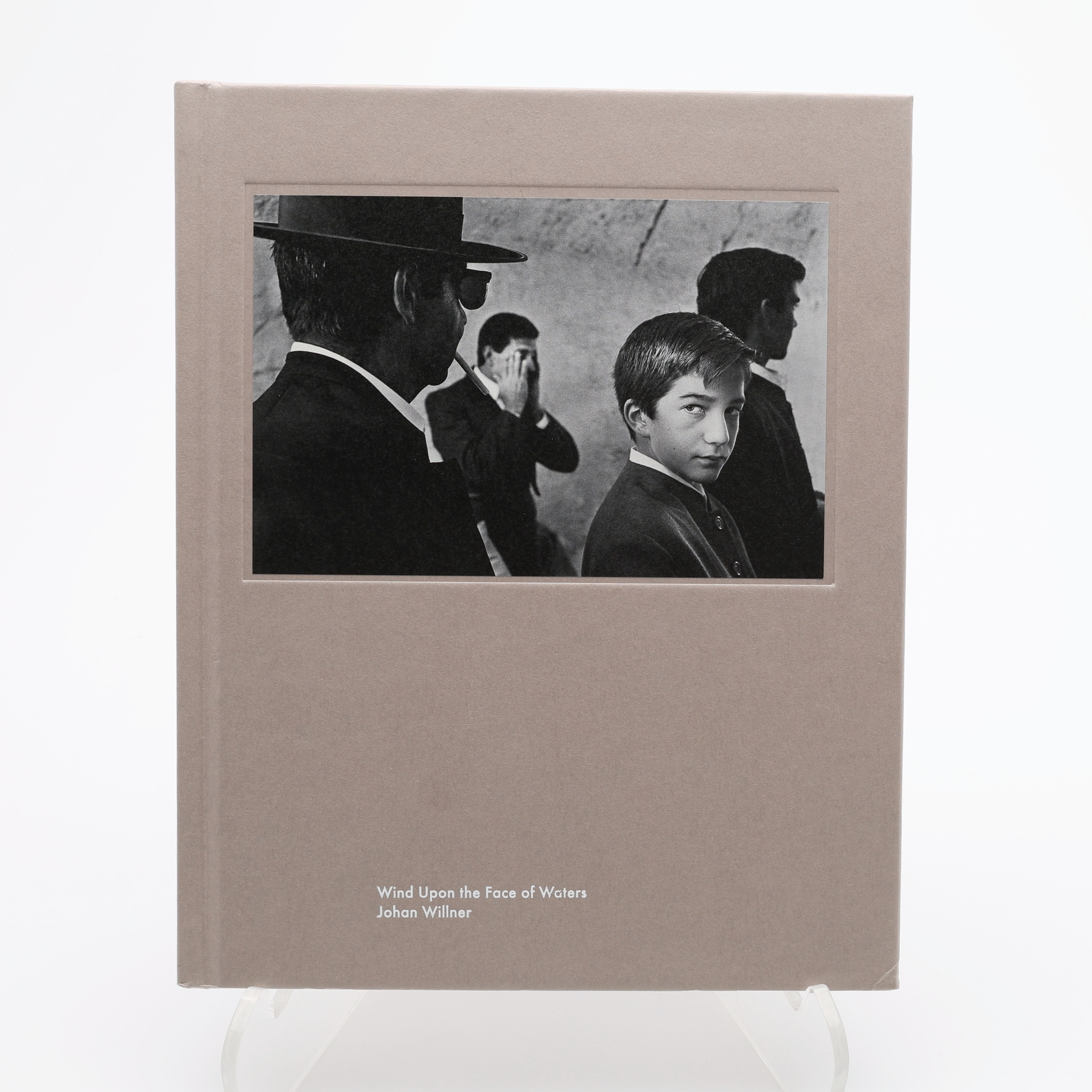 FOTO. DEN SVENSKE FOTOGRAFENS JOHAN WILLNERS "WIND UPON THE FACE OF WATERS" I BEGRÄNSAD FÖRSTA UPPLAGAN, 2016, SAMT FOTOGRAFISKT PRINT - BÅDA SIGNERADE.