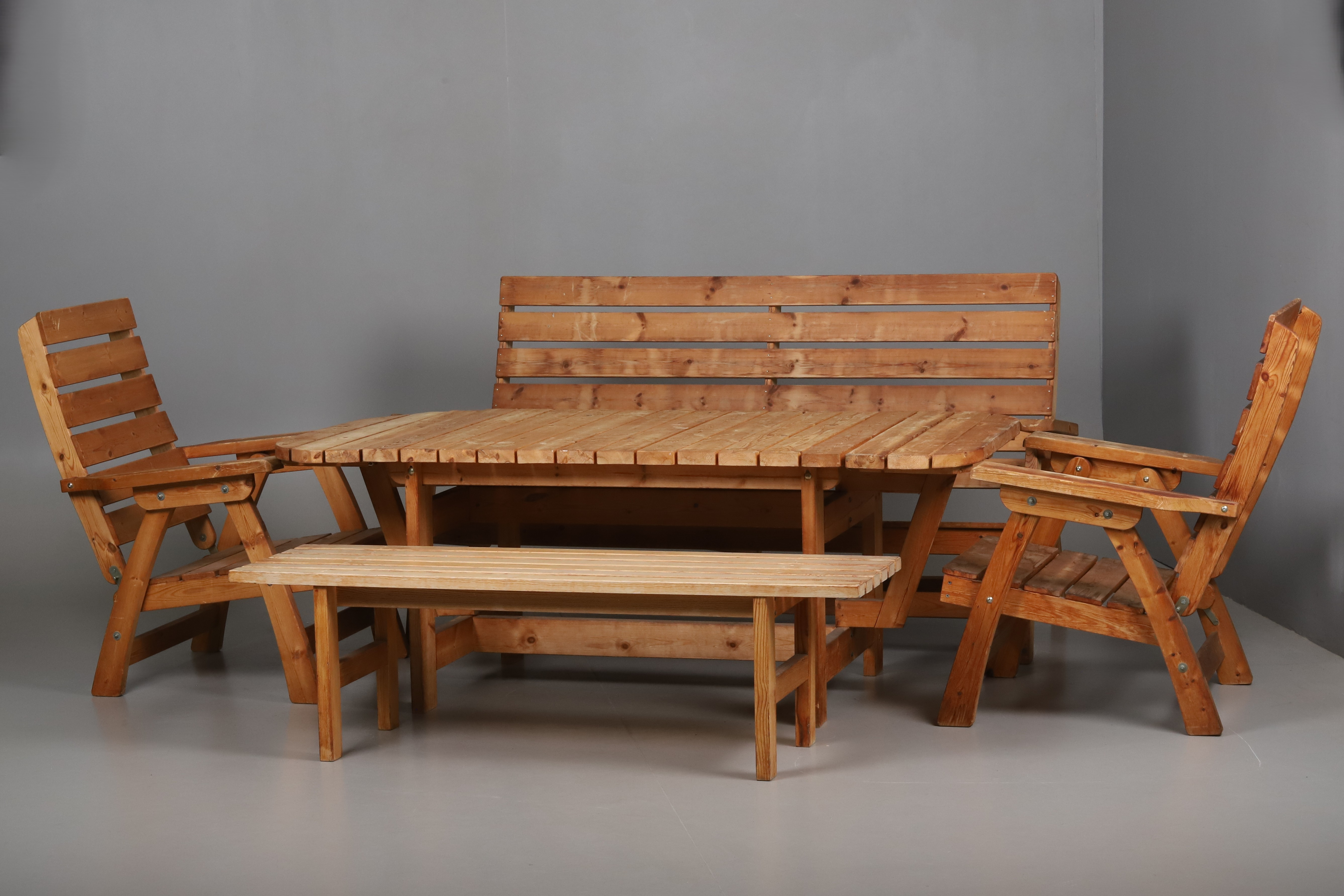 TRÄDGÅRDSMÖBEL. 5 delar. Furu, 1900-talets andra halva.