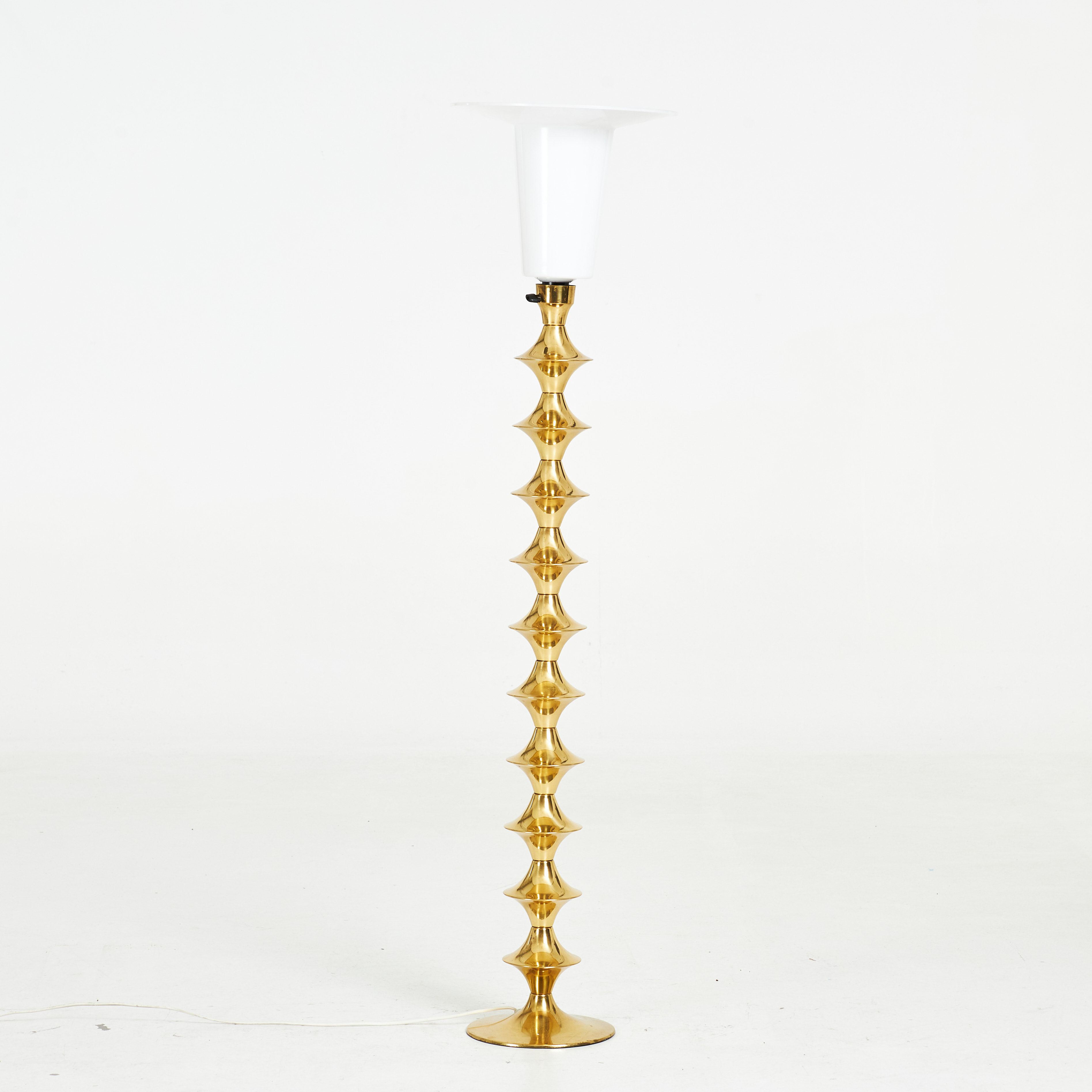 GOLVLAMPA. 1900-talets mitt, Elit AB, Sverige, gulmetall, lampskärm i plast.