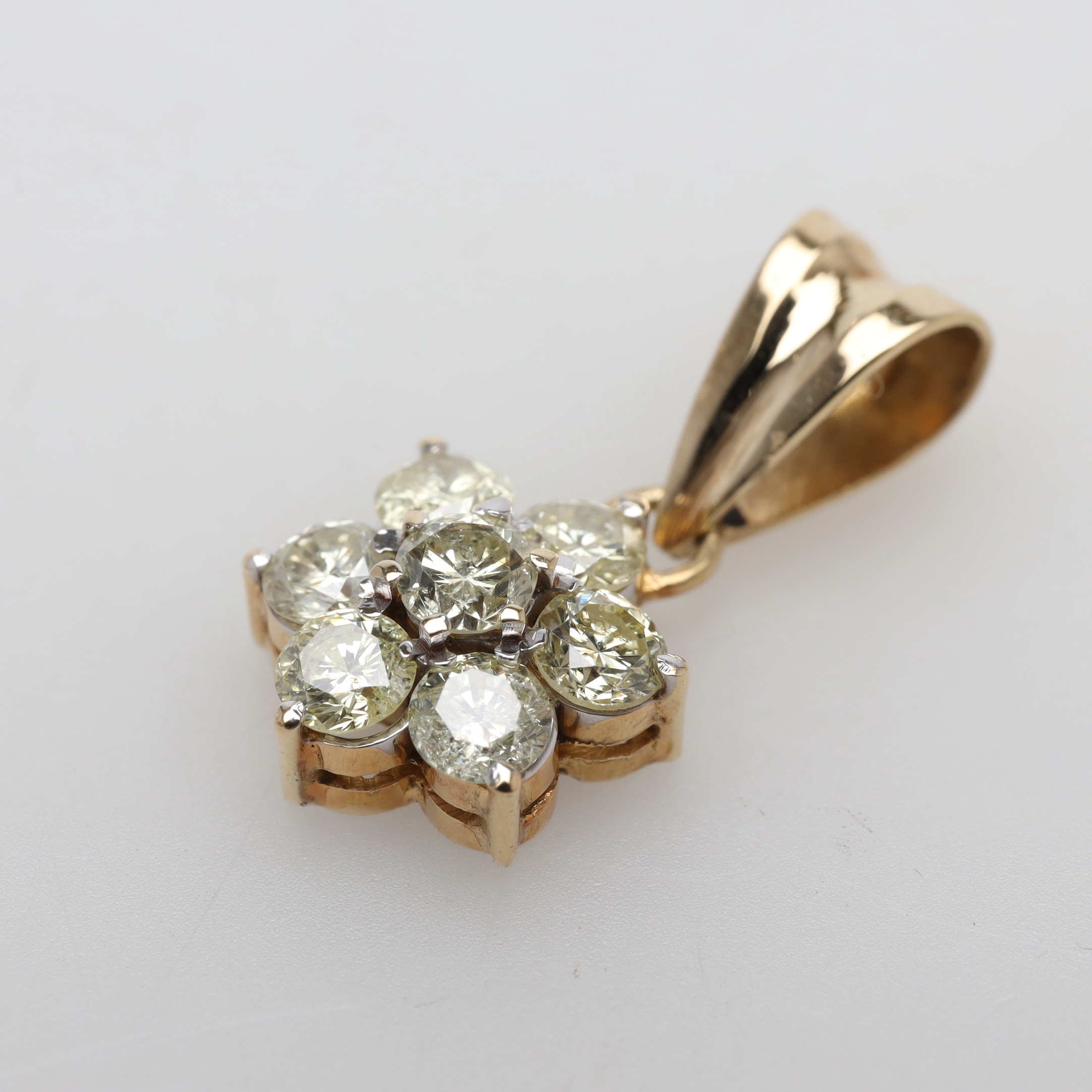 HÄNGE med diamanter 14K, bruttovikt ca 1,1 gram.