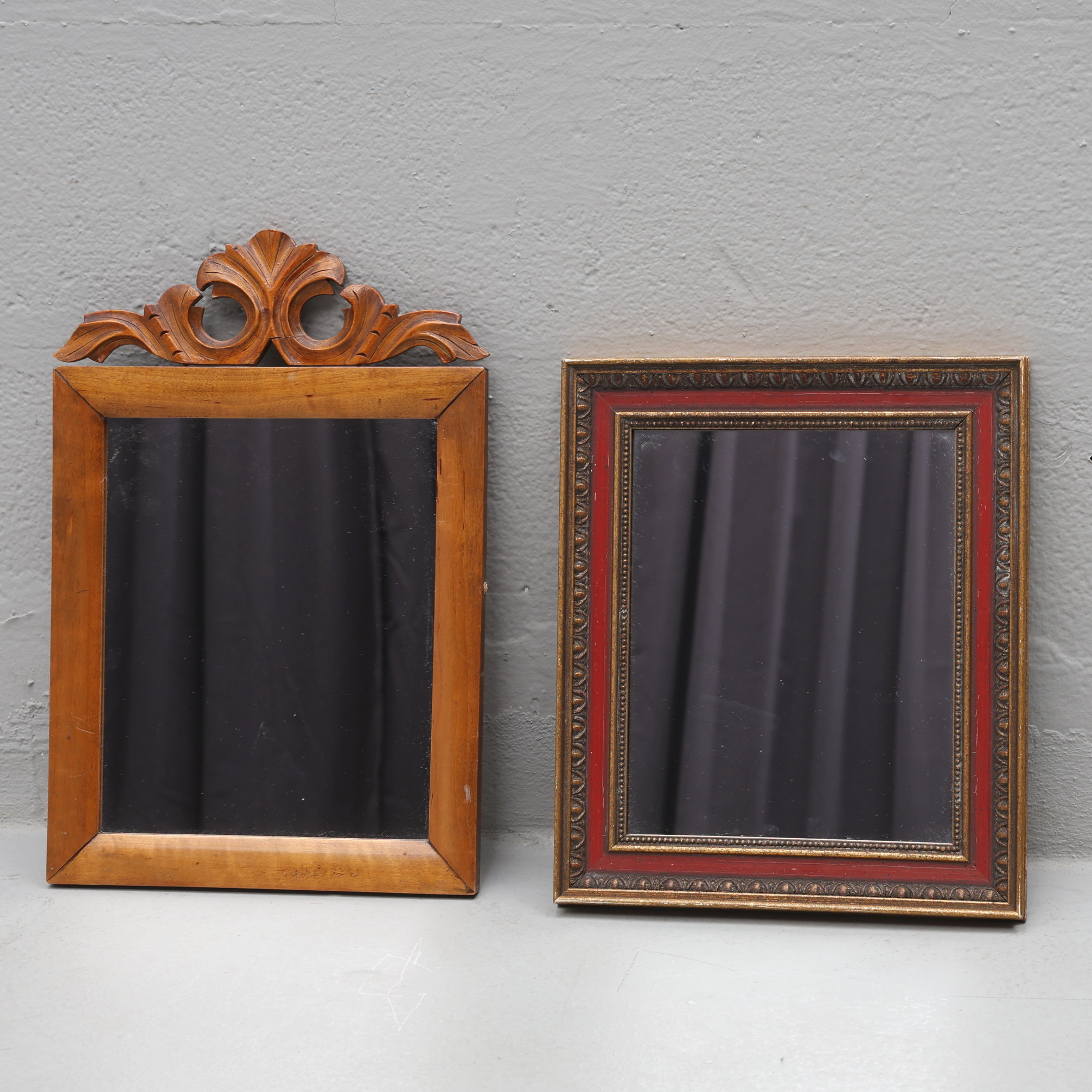 SPEGLAR, 2 st, med träram, 1900-tal.