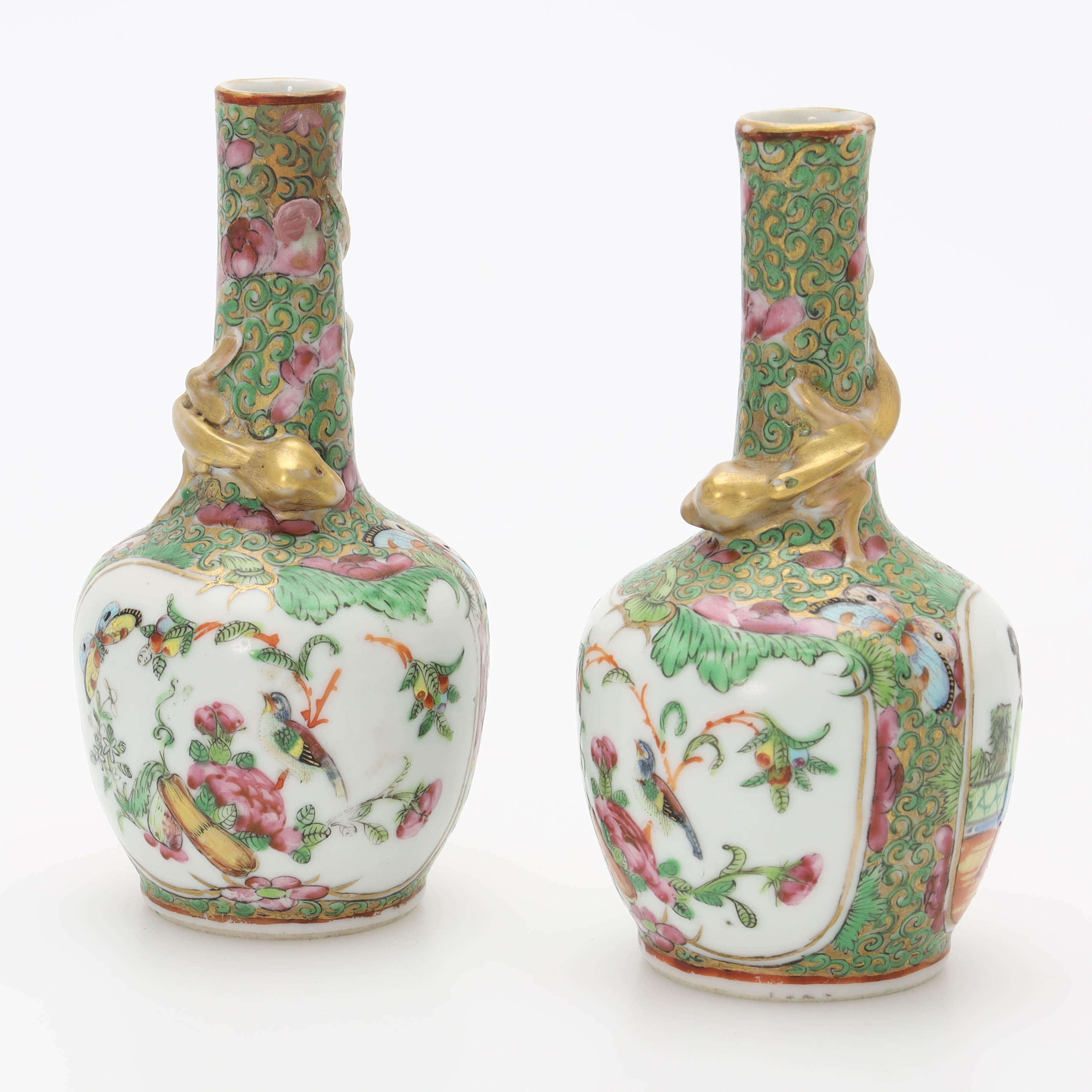 VASER, ett par, emaljdekor med figurscener, relief av salamandrar, Kanon, Kina 1800-tal.