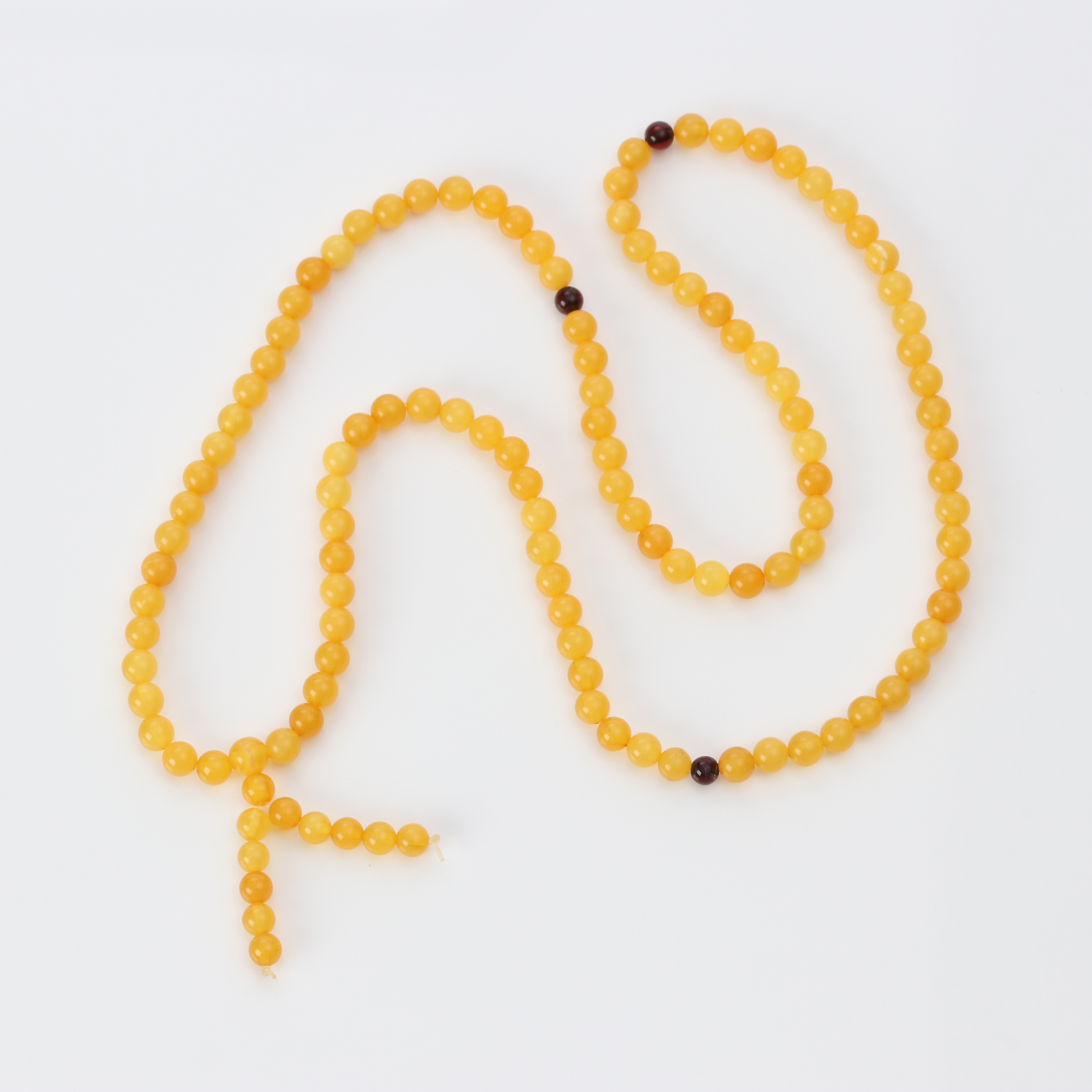 BÄRNSTENSCOLLIER, HONUNGSFÄRGADE samt mörkbruna bärnstenspärlor.