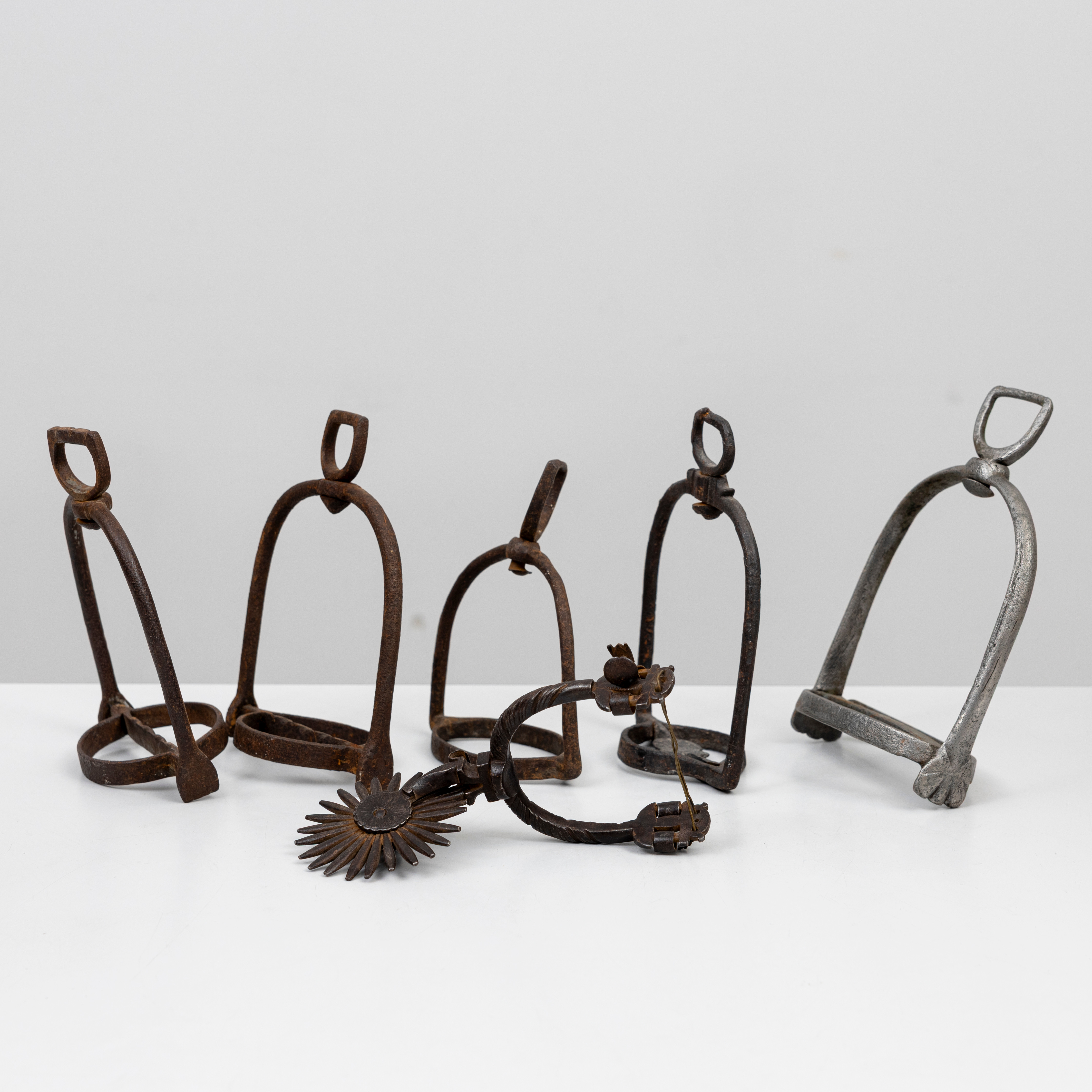 STIGBYGLAR, 5 st samt SPORRE, smidesjärn, troligen 1700-/1800-tal.