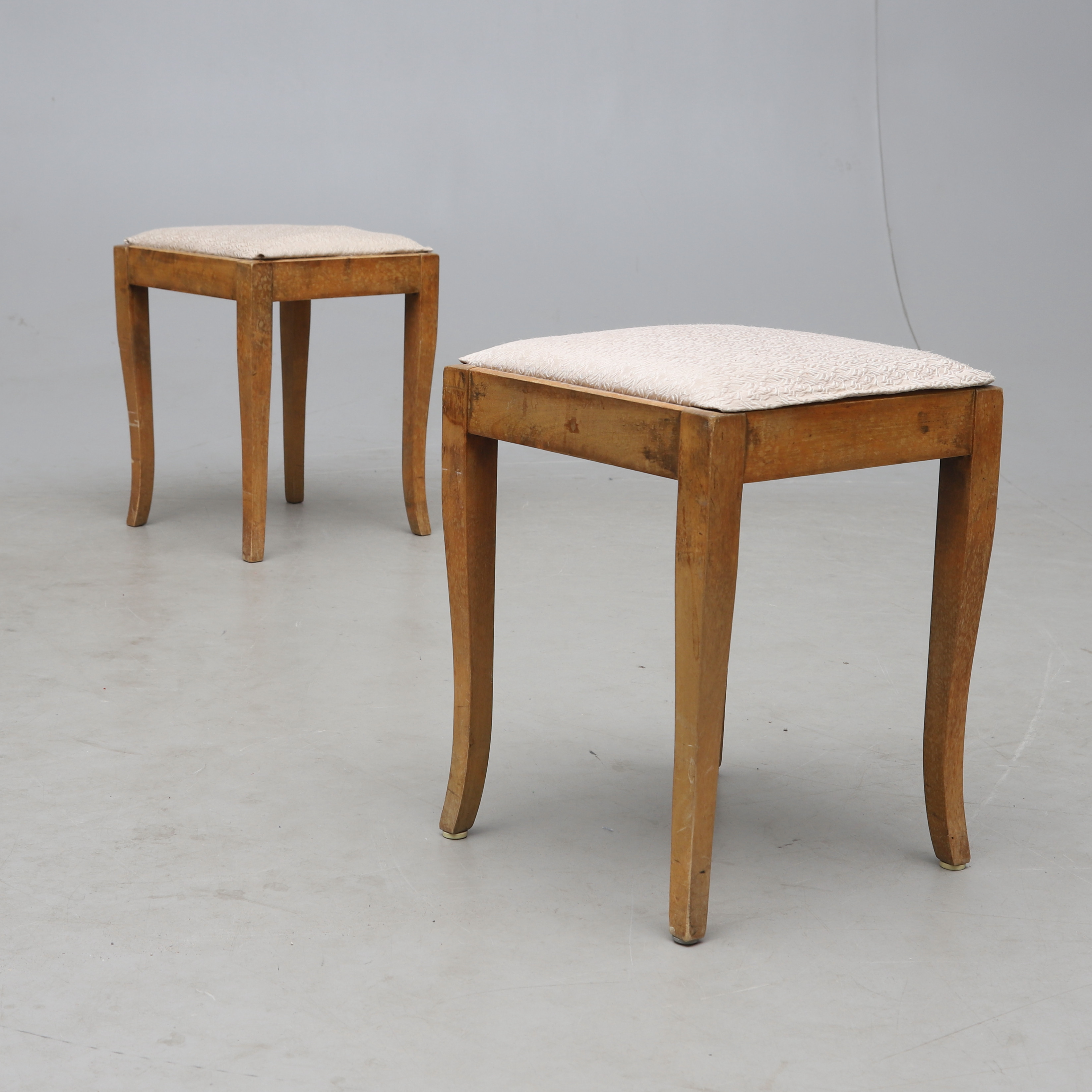 TABURETTER, 1 par, björk, 1900-talets första hälft.
