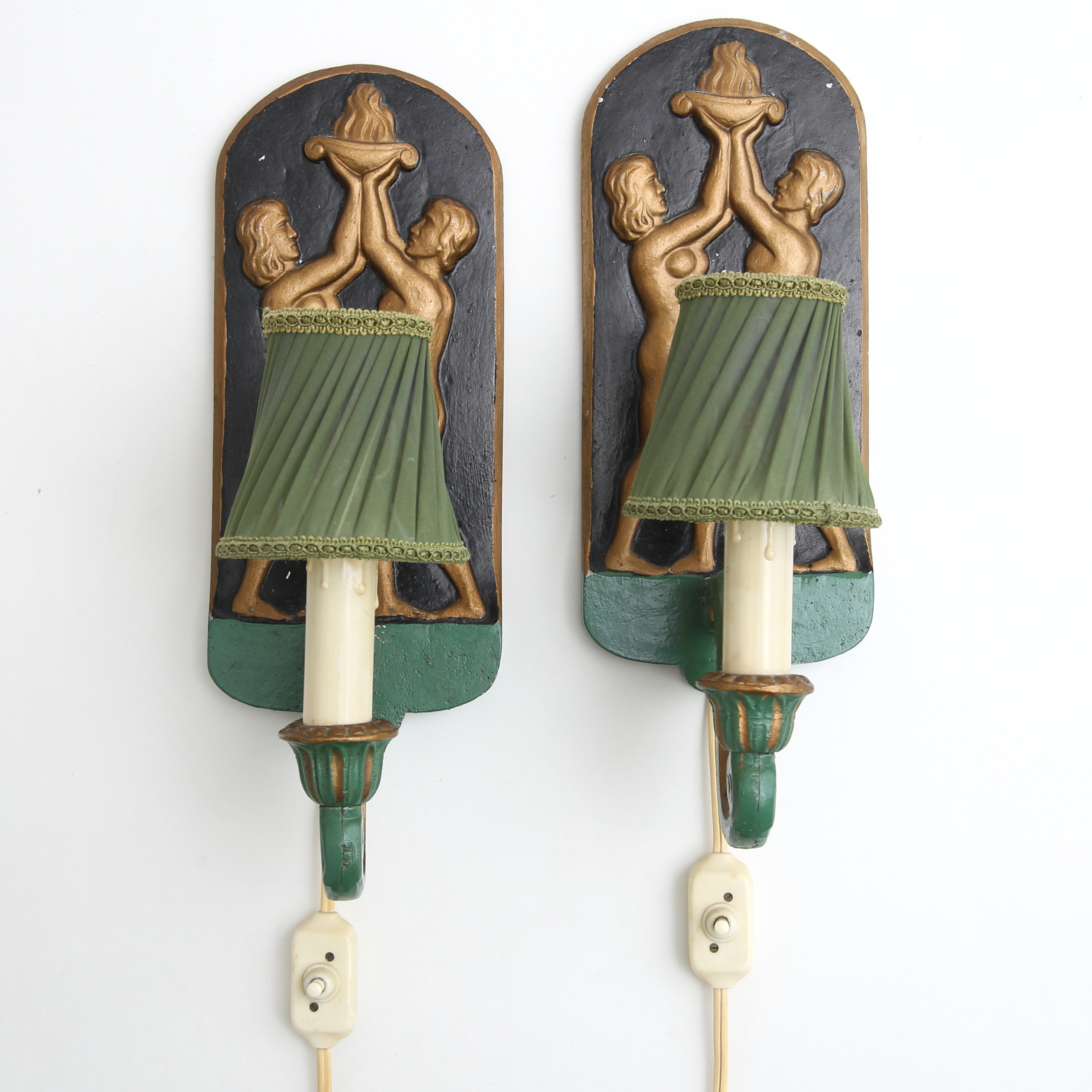 VÄGGLAMPETTER, ett par, keramik, 1900-talets första hälft.