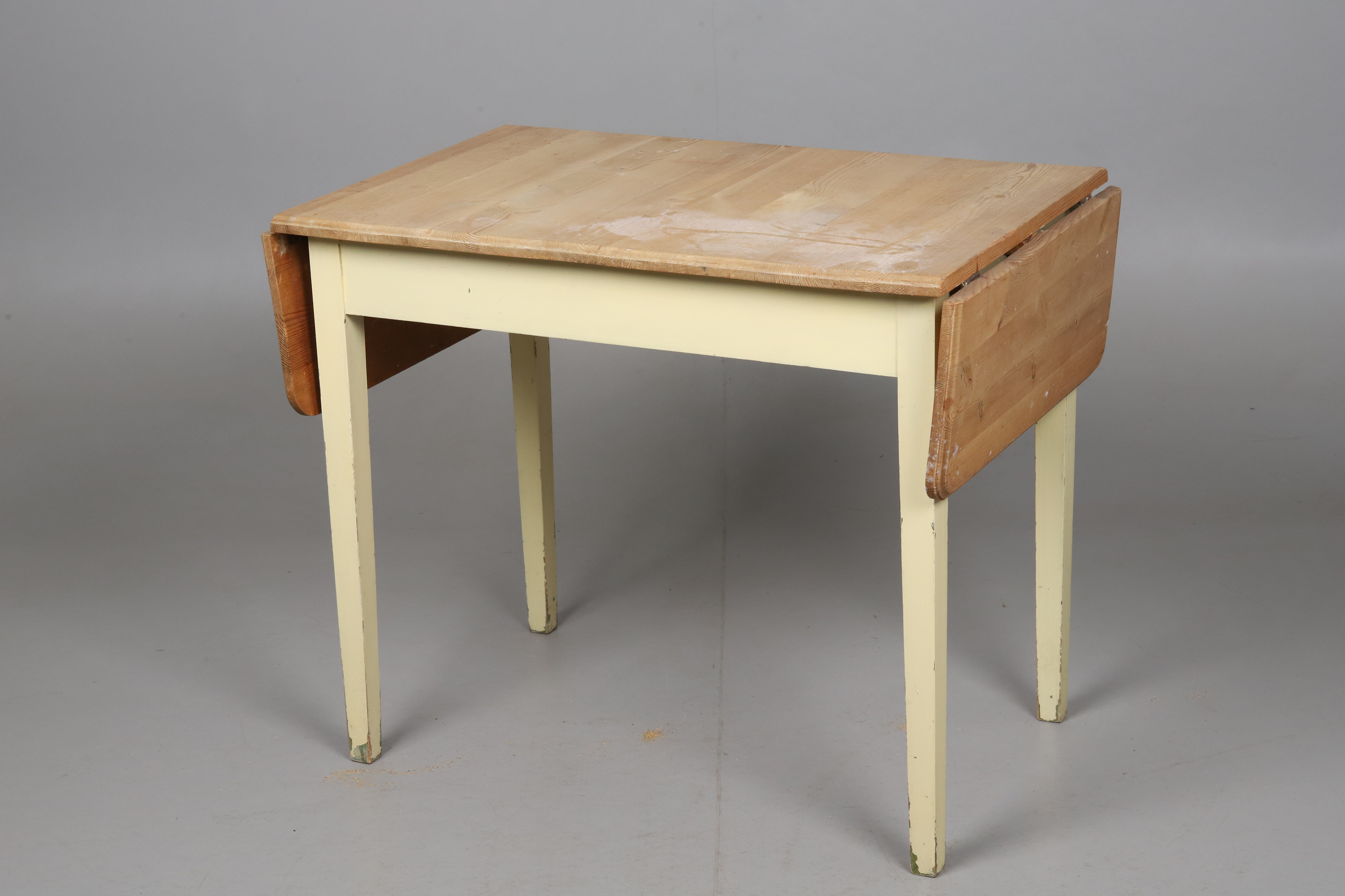 KLAFFBORD, bemålat trä, 1900-talets första hälft.