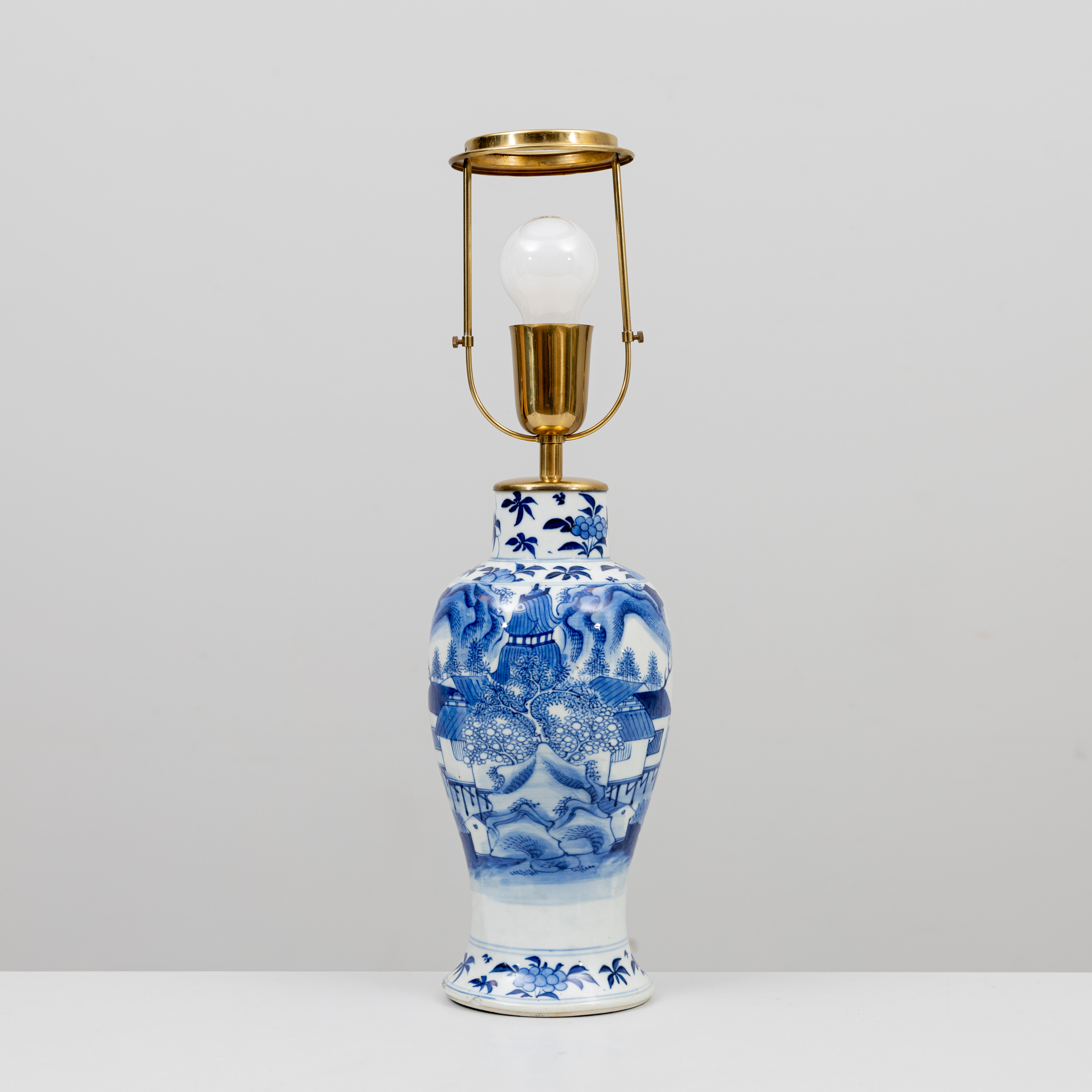 BORDSLAMPA, porslin, bär kangxi 4-karaktärsmärke fast senare, Kina, 1800-tal.