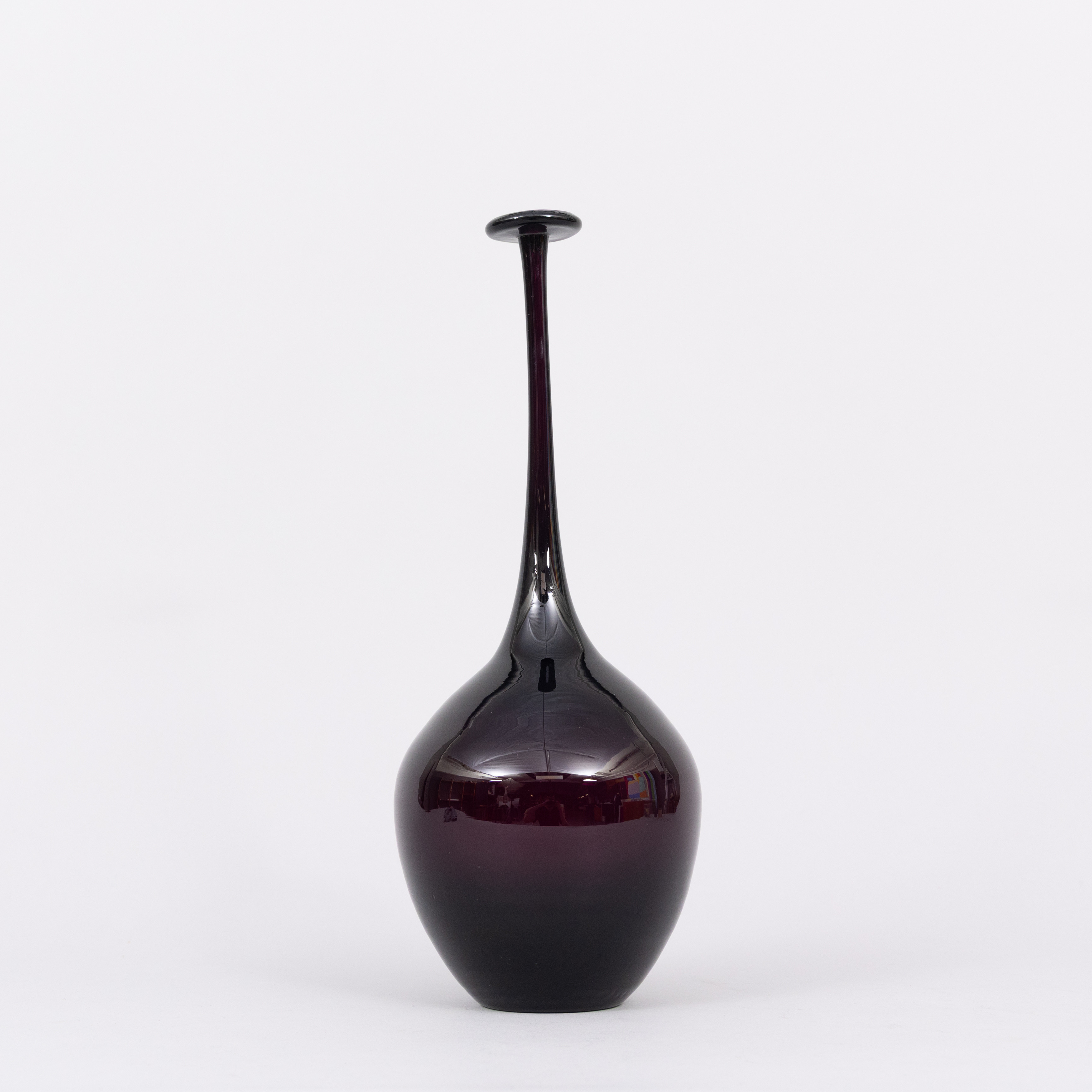 CARLO MORETTI (ITALIEN 1934-2008). TILLSKRIVEN. Vas, glas i vinrött, osignerad.