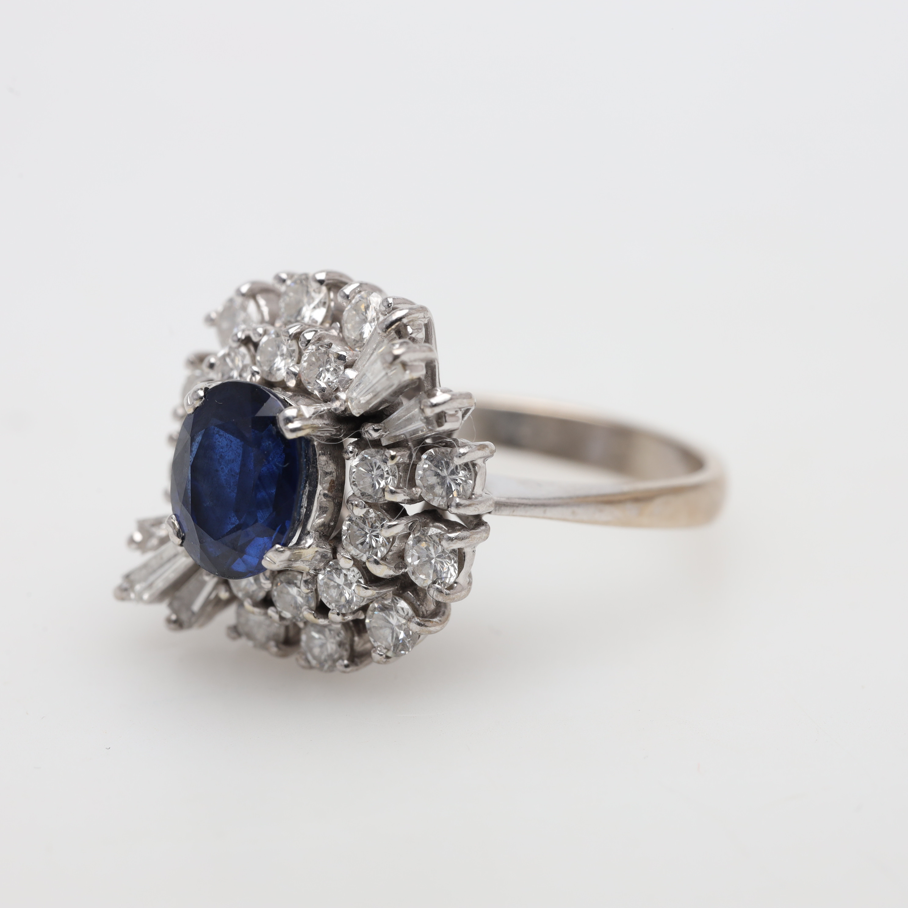 RING 18K, guld, carmosé modell med diamanter samt blå sten. Bruttovikt ca 6 gram.