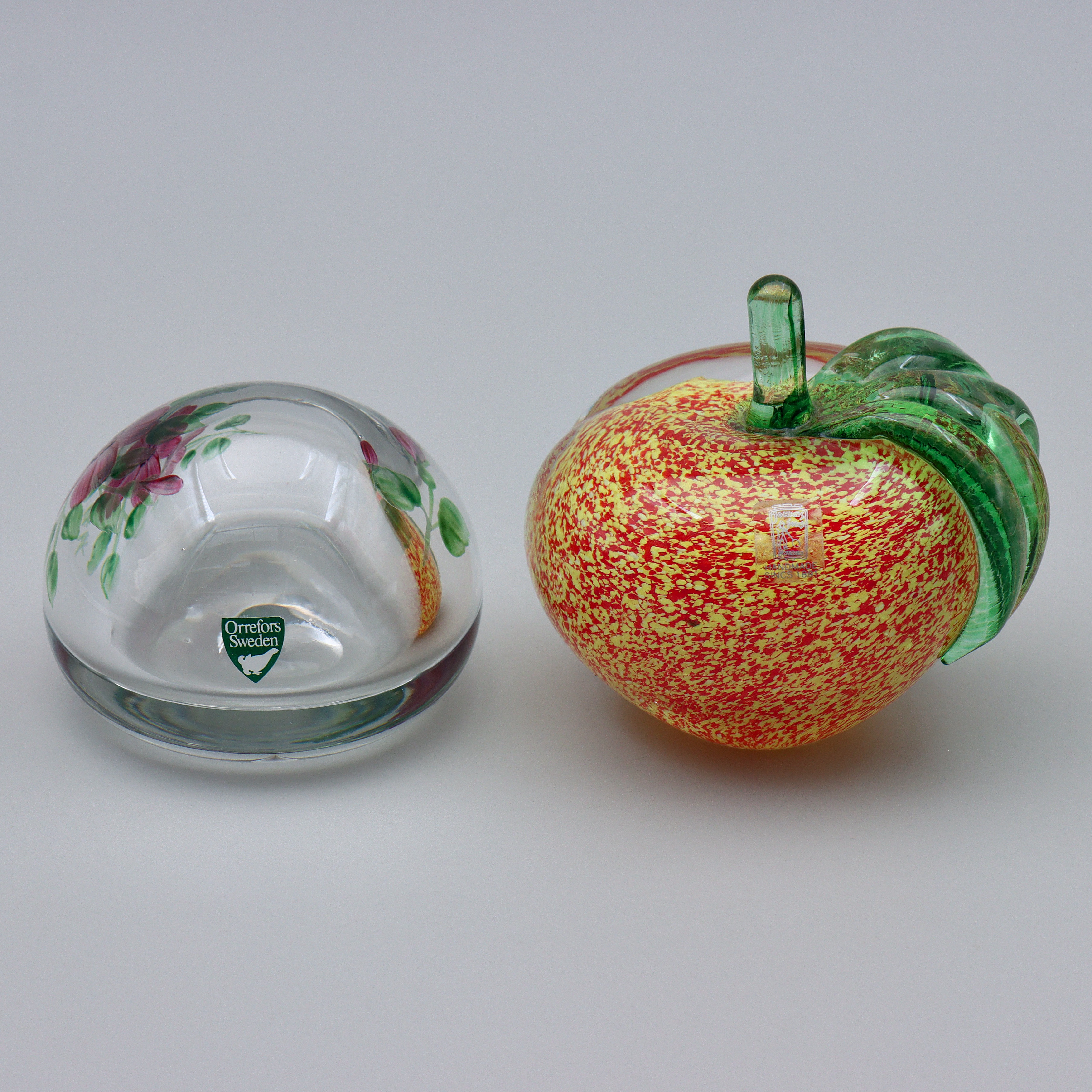 BREVPRESS ORREFORS SAMT GLASÄPPLE SIGNERAT JOHANSFORS.