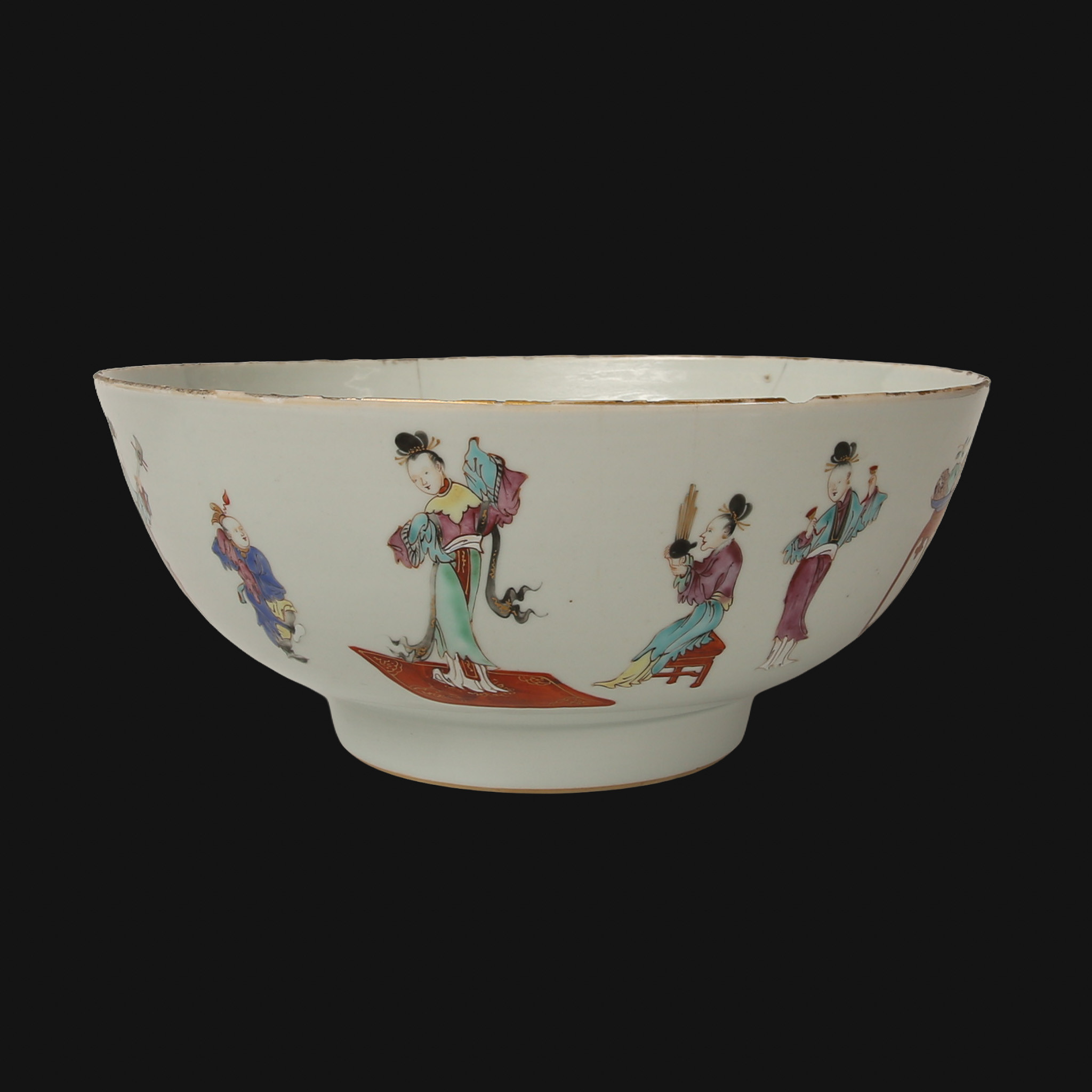 PUNCHBÅL, porslin, emaljfärgsmåleri, förgyllning. Sällsynt motiv, MUSIKER och DANSARE, Kina, Qianlong (1736-1795) omkring år 1770.