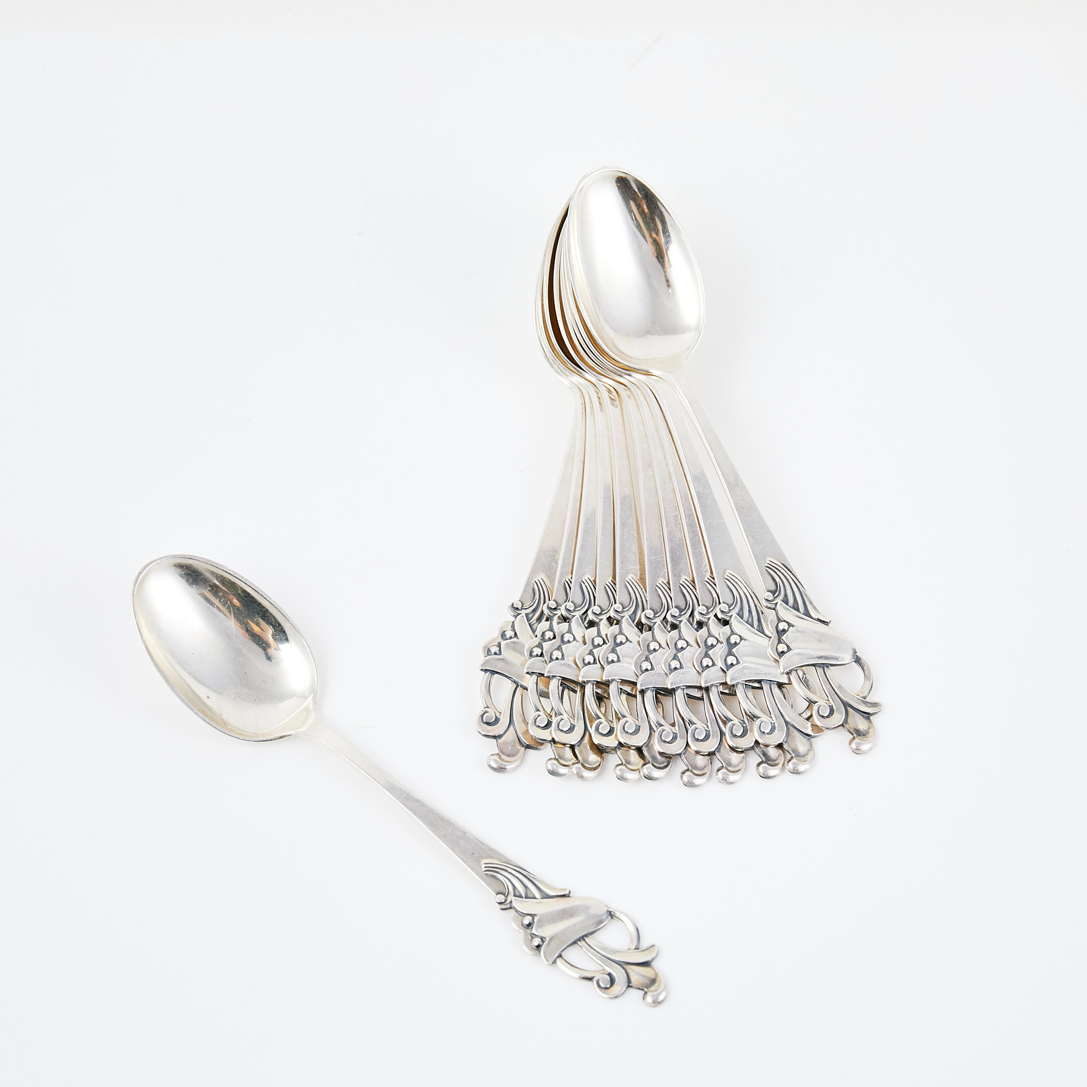 KAFFESKEDAR, 11 st, silver, genombruten floral dekor, Thorvald Marthinsen Solvvarefabrikk, Norge, 1900-tal.