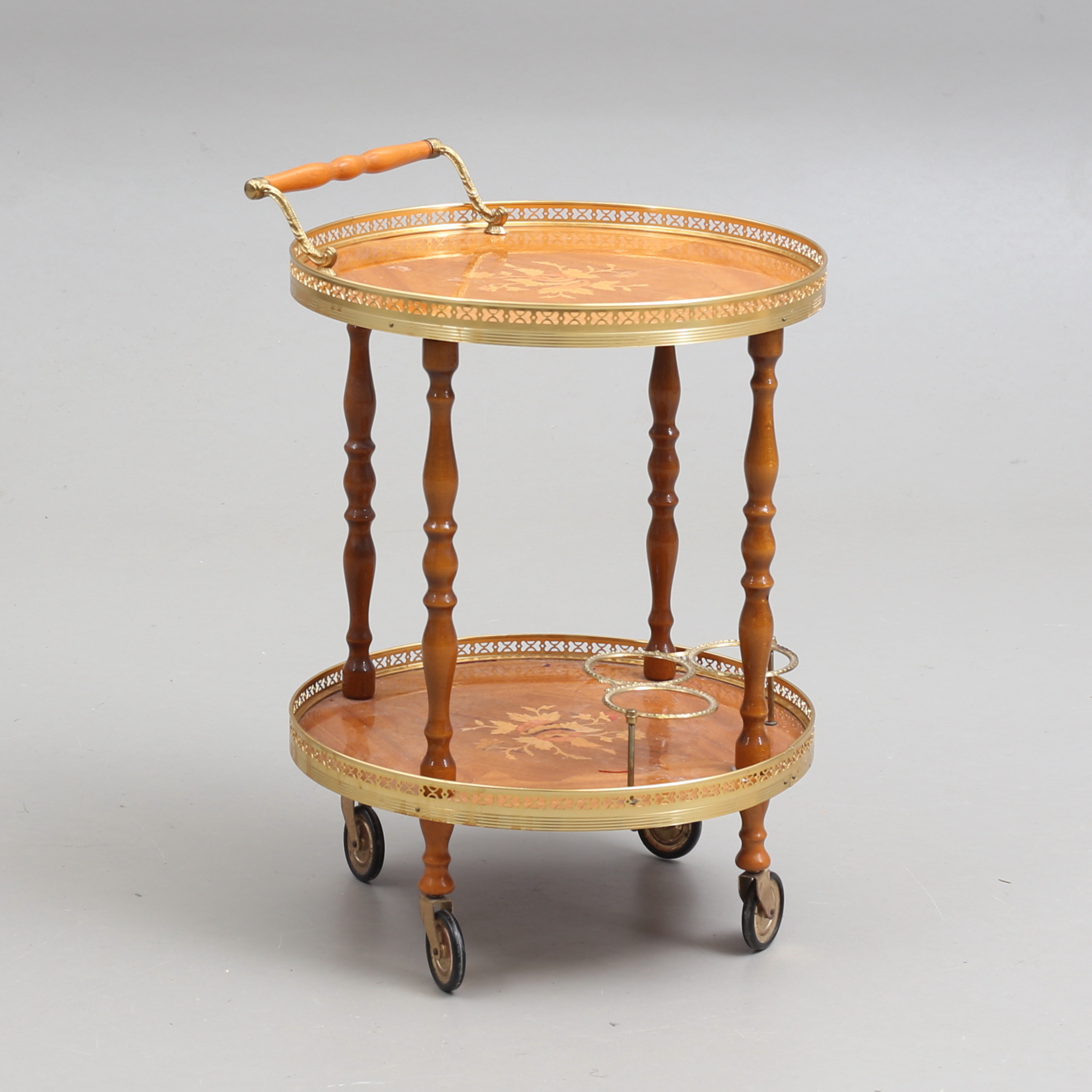 SERVERINGSVAGN, rund med intarsia samt gallerkant, 1900-tal.