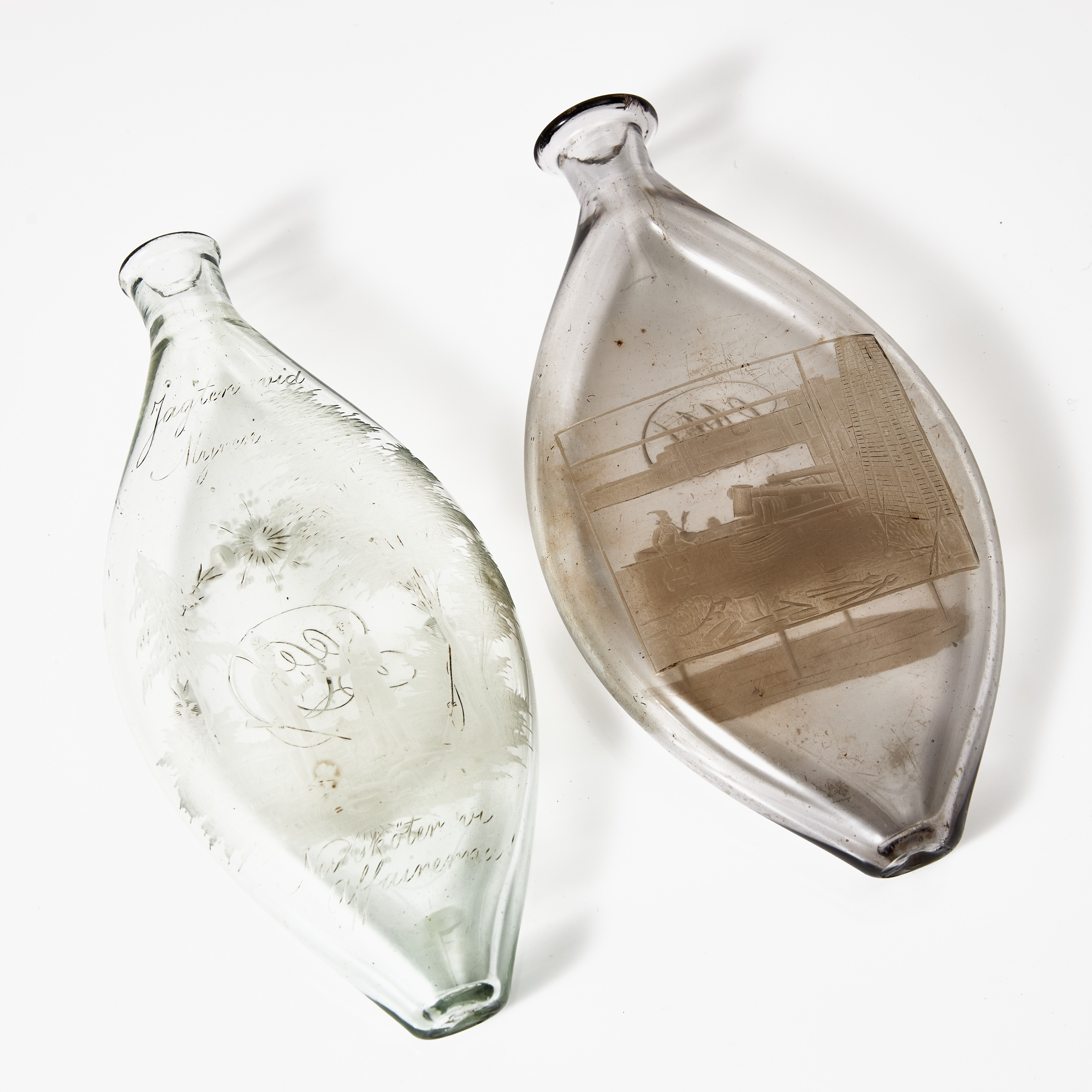 JAKTPLUNTOR, 2 st., klar och rökfärgad glasmassa, 1800-talets mitt/andra hälft, graverad dekor.