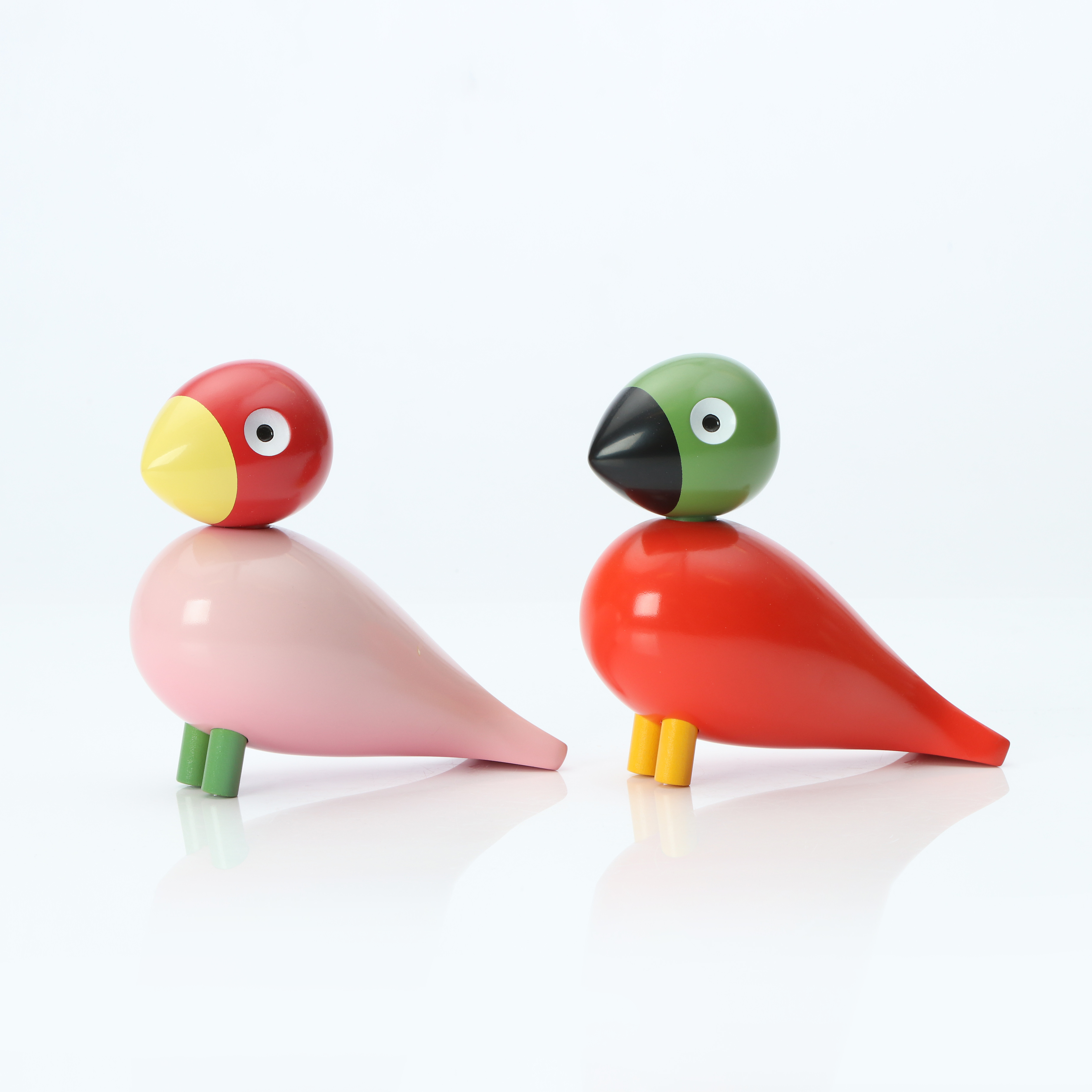 KAY BOJESEN. FÅGLAR, TVÅ ST. Bemålat trä. Danmark, samtida tillverkning. Märkta.