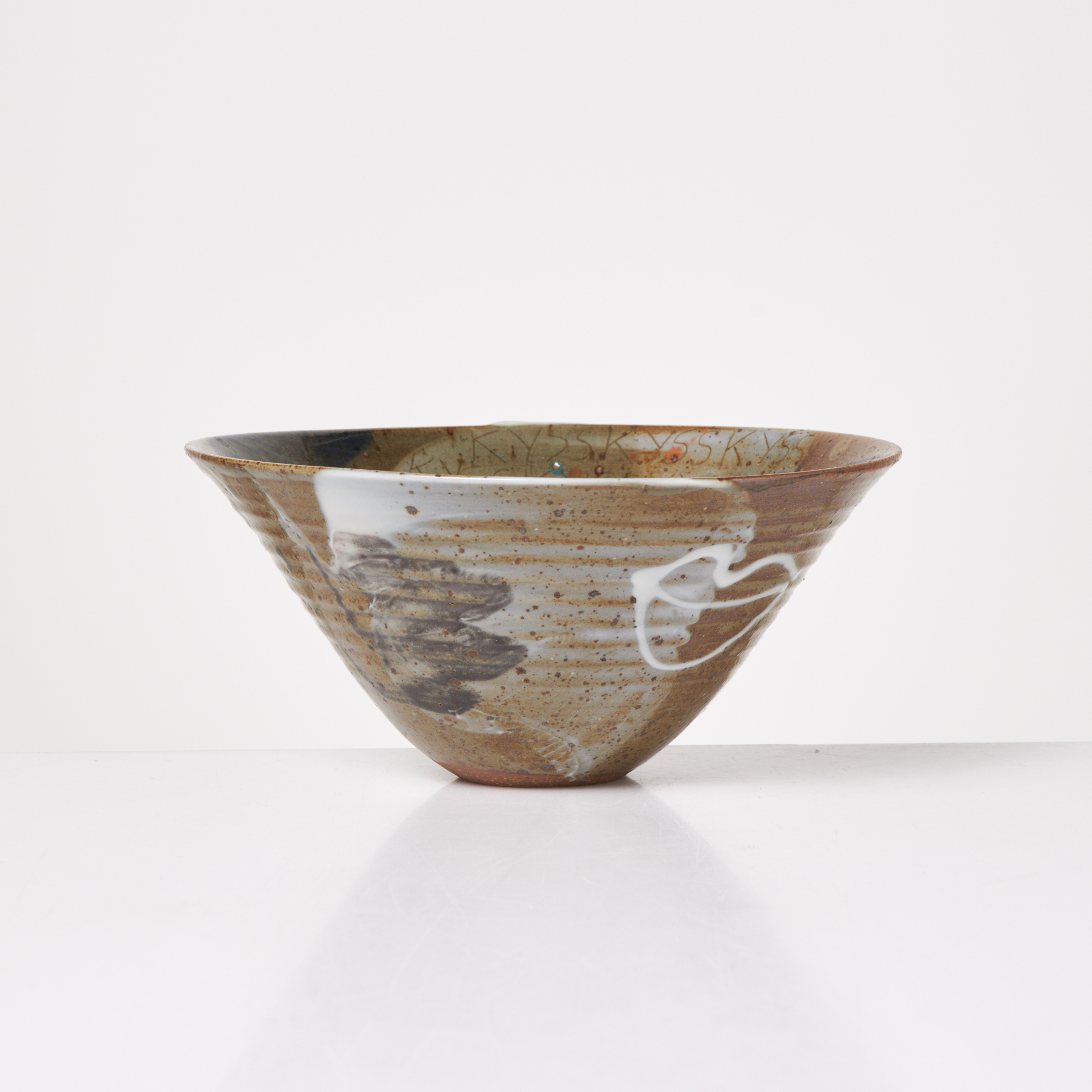 EVA BENGTSSON. Skål, "Kyss", glaserat stengods, undertill signerad.