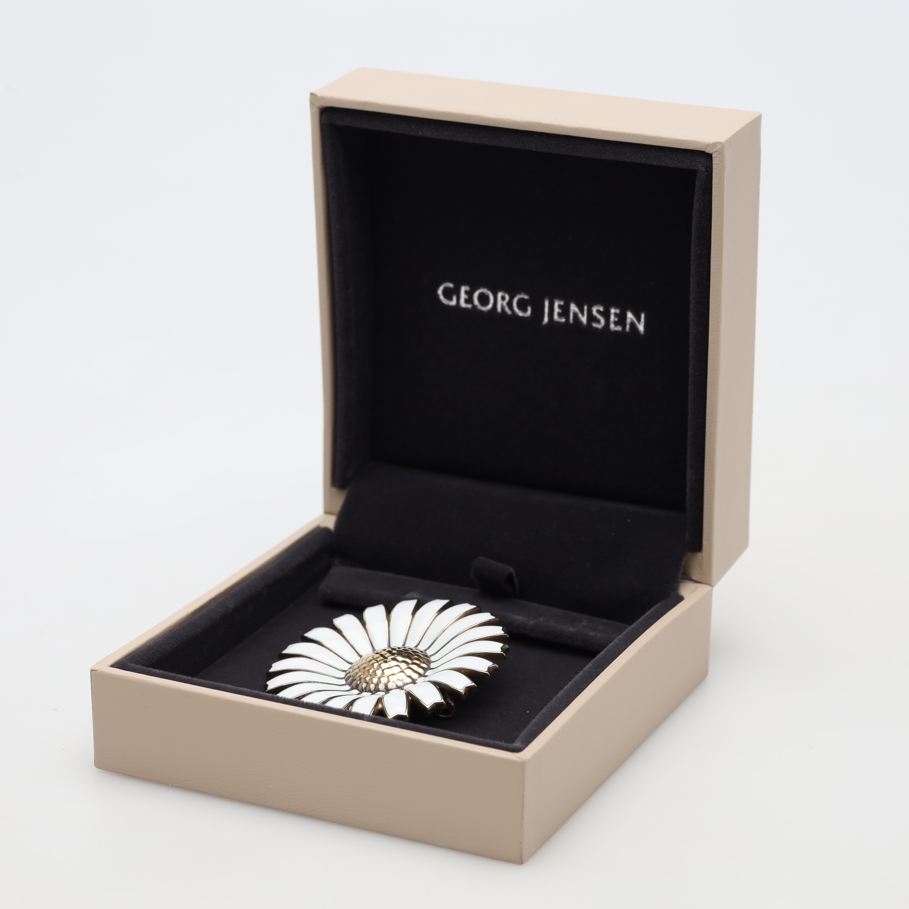GEORG JENSEN. BROSCH/HÄNGE , sterling silver, emalj dekor, Daisy. Bruttovikt ca 19 gram.
