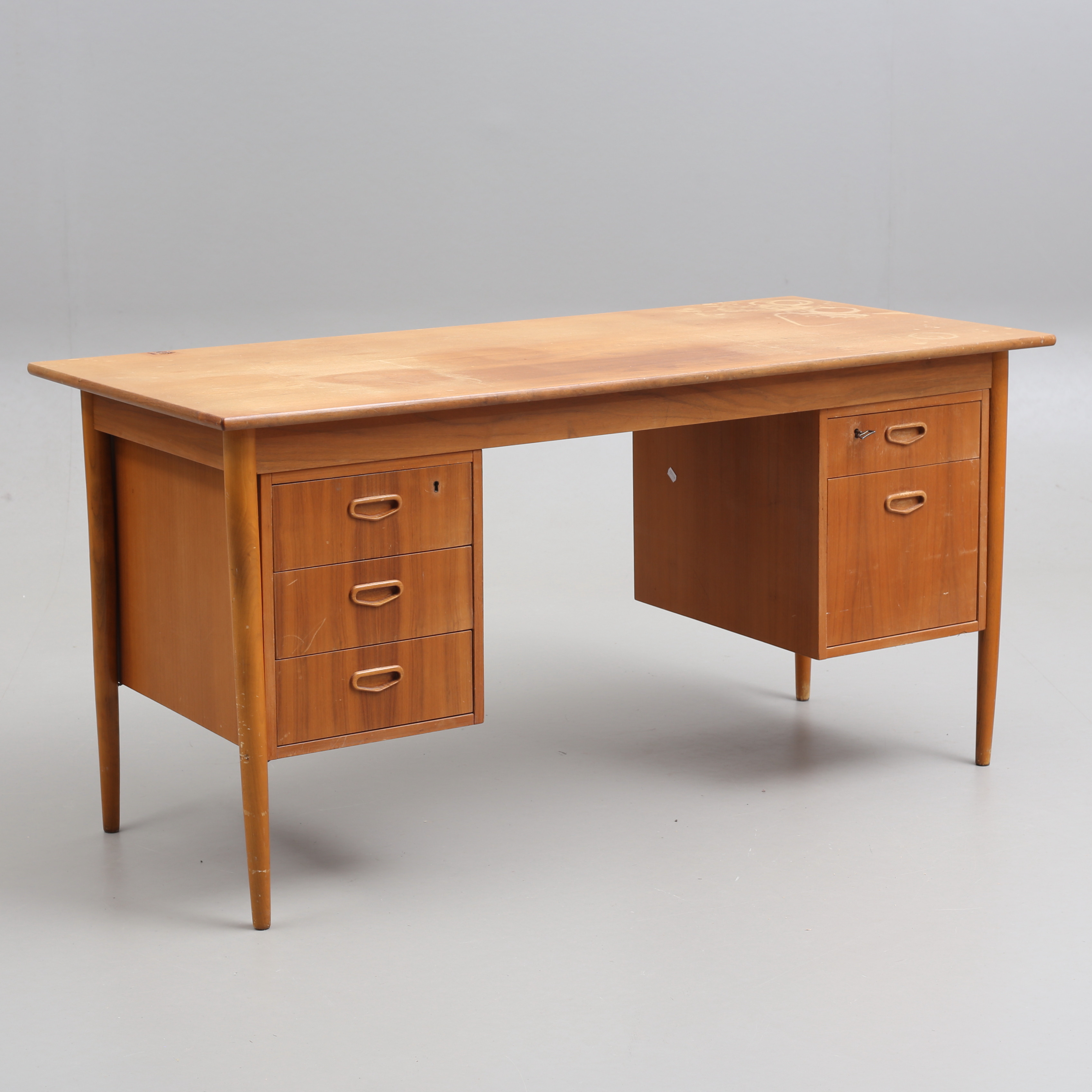 SKRIVBORD, teakfanér, 1900-talets andra hälft.