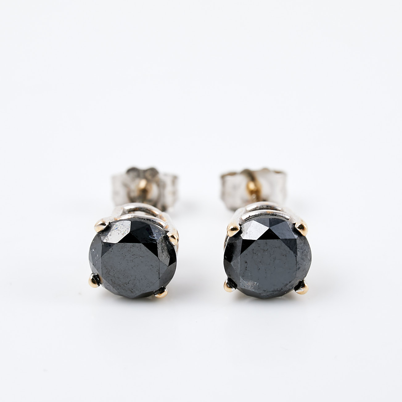 ÖRHÄNGEN, 1 par, 14 k vitguld, med 1 svart diamant vardera, totalt ca 2,00 ct.