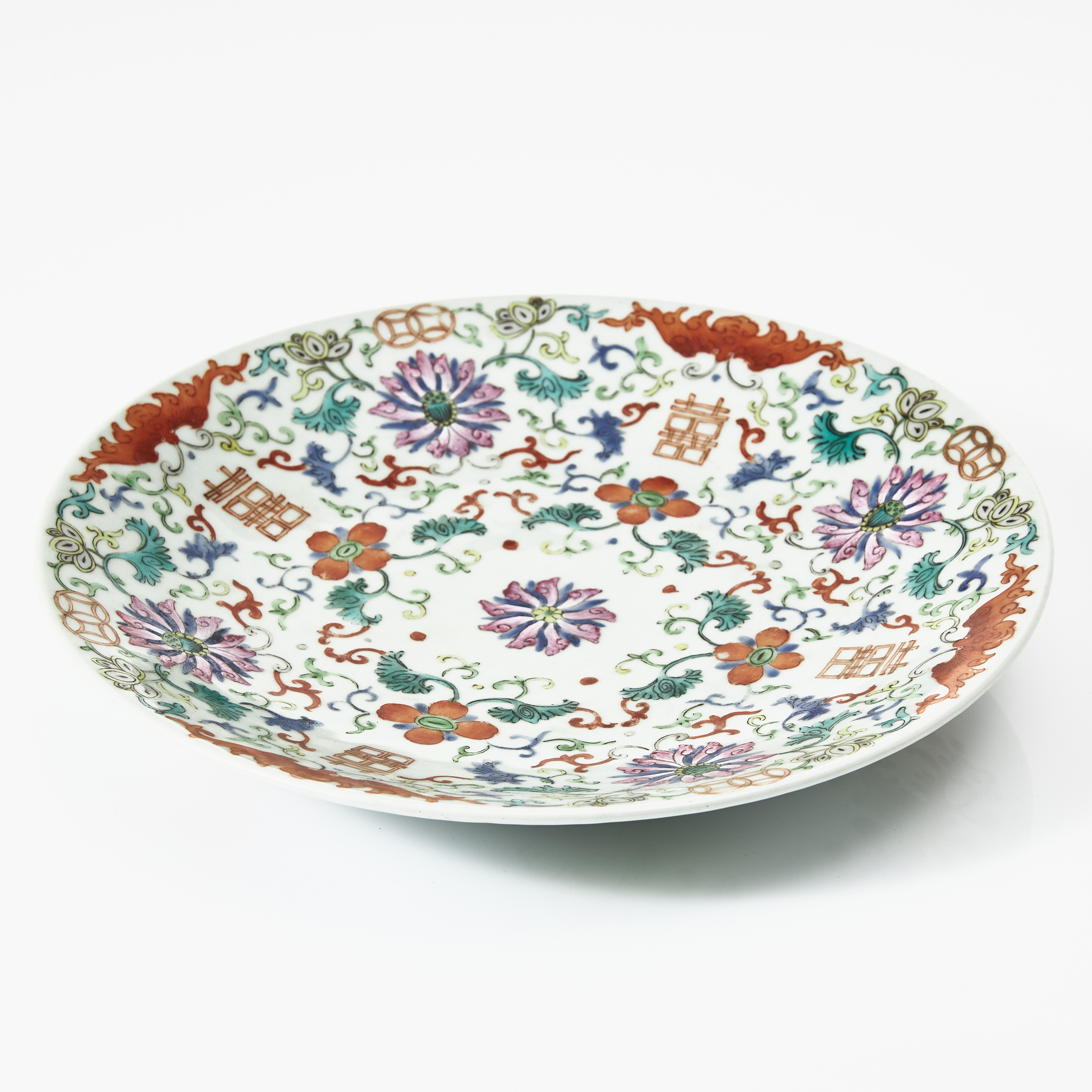 FAT, porslin, Kina, 1800-talets slut, dekor av lyckotecken, blommor och attribut i emaljfärger, järnoxid samt guld.