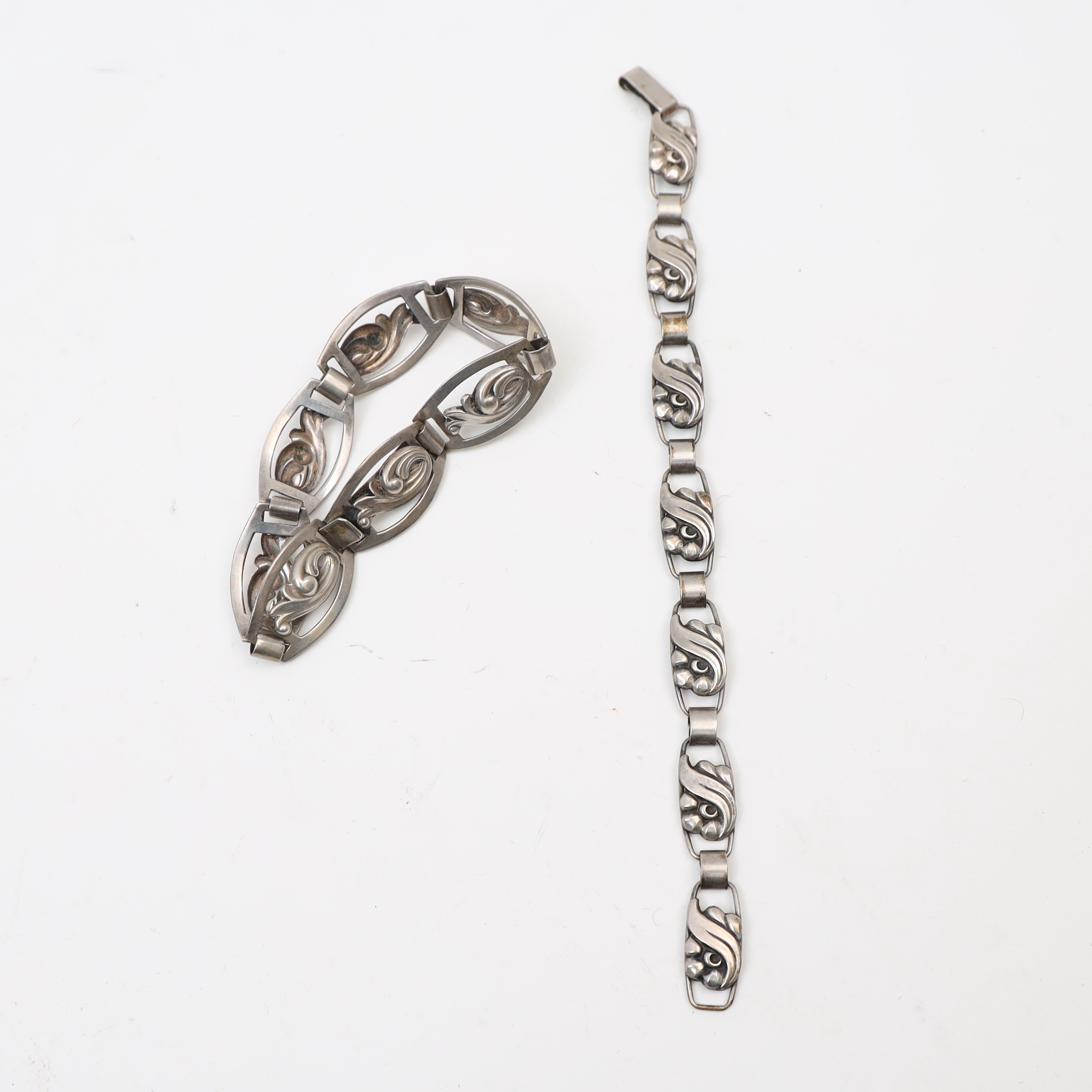 ARMBAND, 2st, silver, med genombruten dekor.