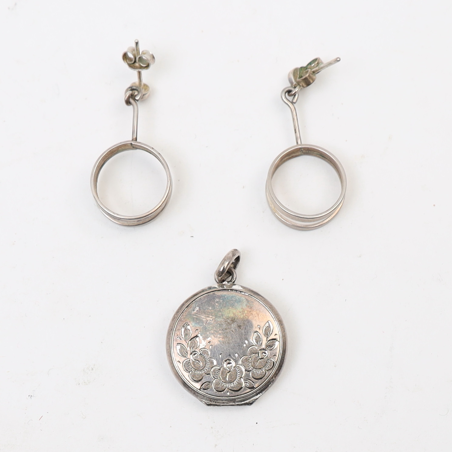 ÖRHÄNGEN ETT PAR SAMT FOTOGÖMMA, silver.