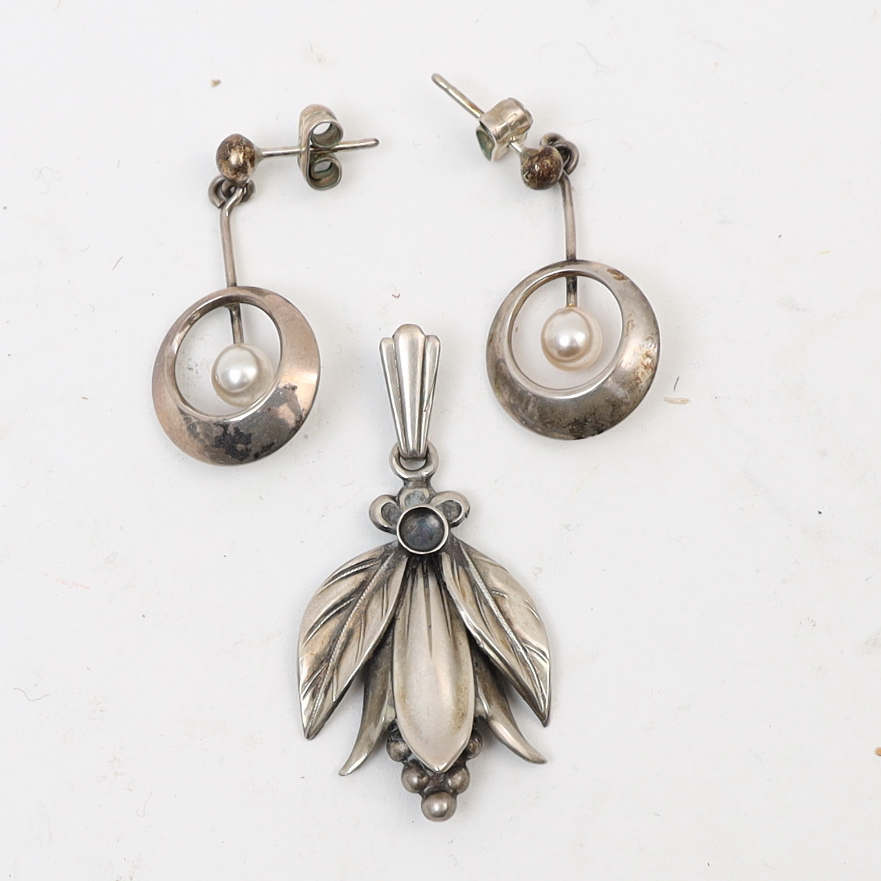 ÖRHÄNGEN ETT PAR SAMT HÄNGE, silver, örhängen med infattade pärlor.