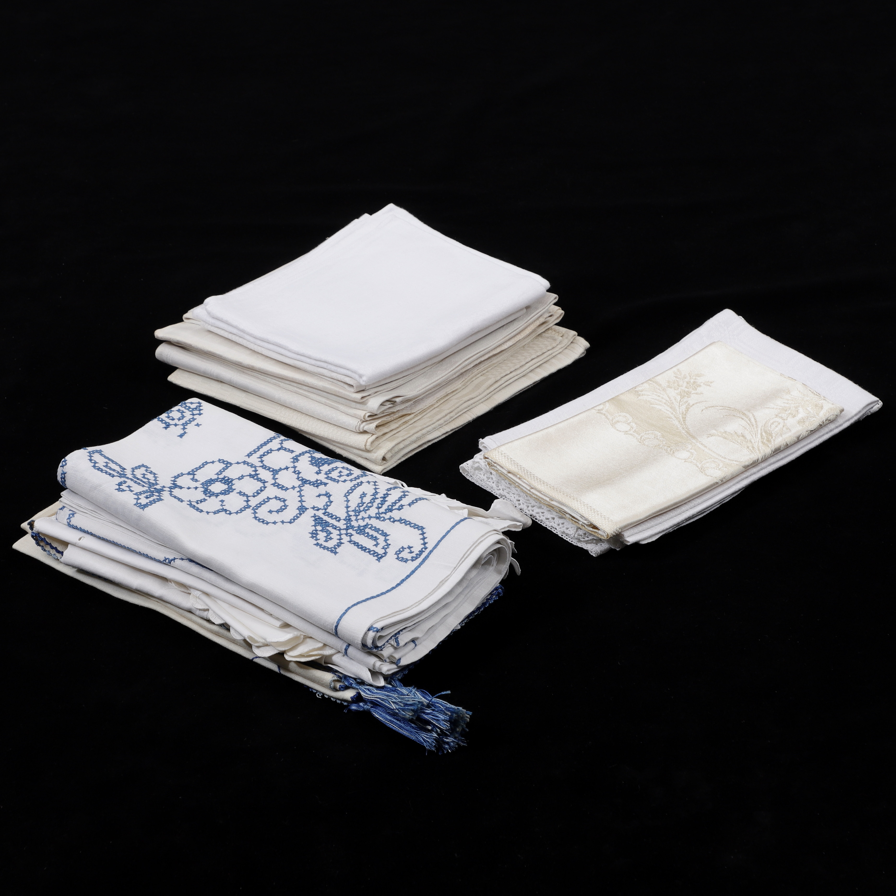 SERVETTER, SMÅDUKAR, linne, broderat.
