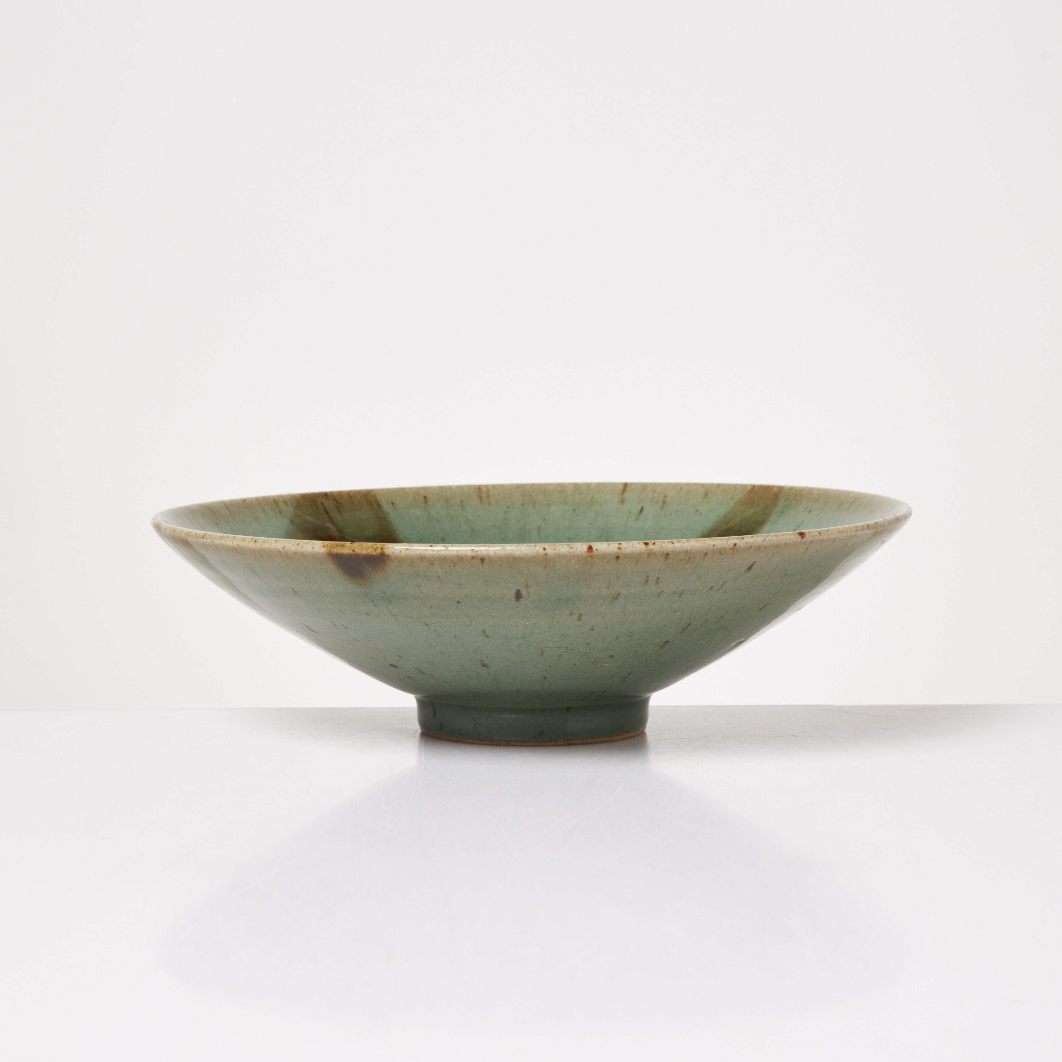 TOMAS ANAGRIUS. Skålfat, glaserat stengods, undertill signerad.