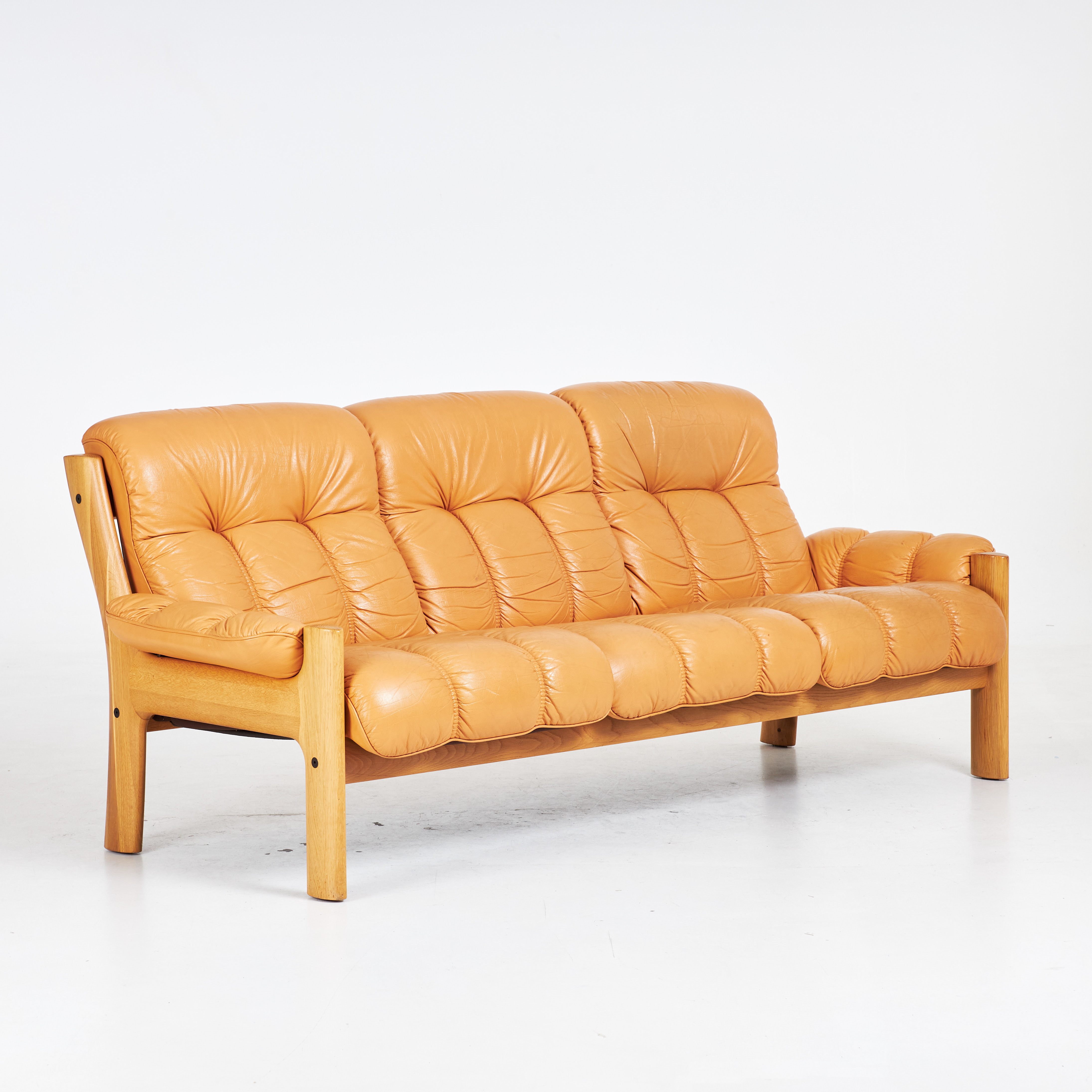 SOFFA, modell "Montana", för Ekornes, Norge, 1970-tal, underrede i massiv ek, plymåer i läder.