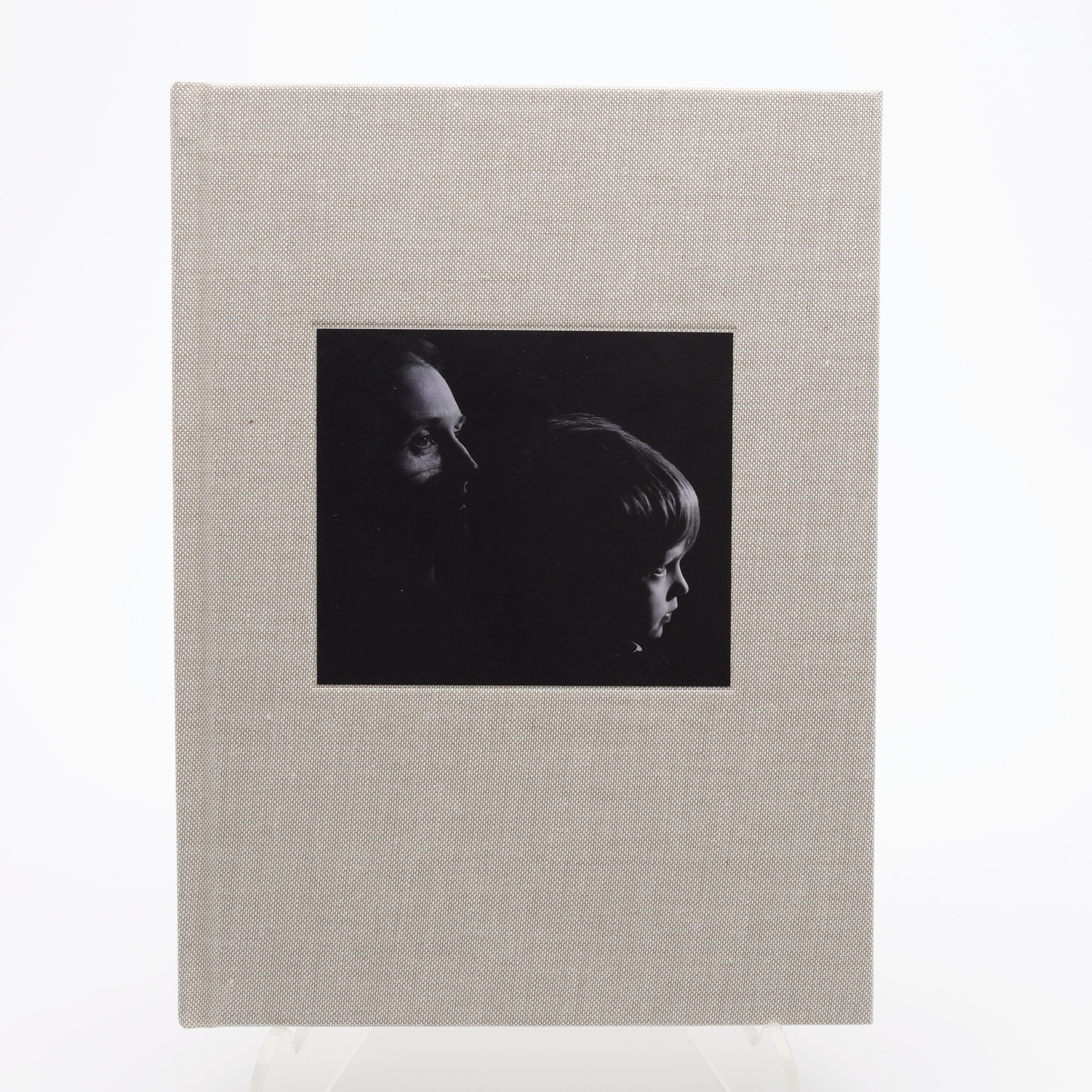 FOTO. DEN LITAUISKE FOTOGRAFEN JOEY JUDITA ABRAITS "BOOK OF SORROW" I FÖRSTA UPPLAGAN, 2022.