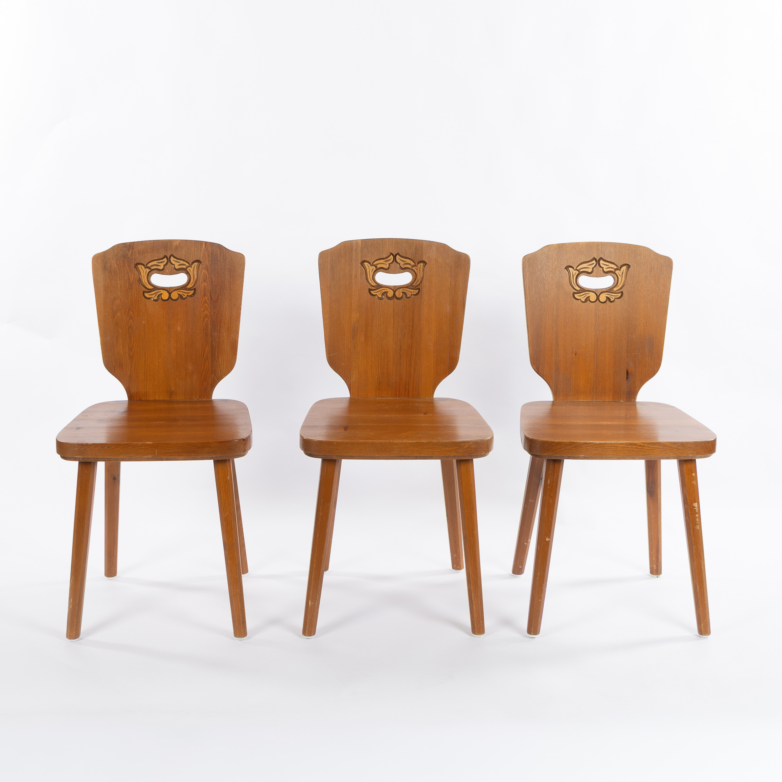 STOLAR, 3 stycken, betsad furu, omkring 1900-talets mitt.