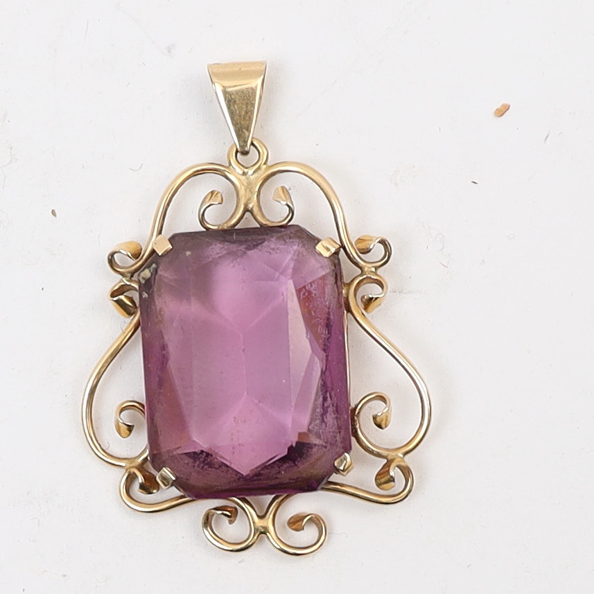 HÄNGE, guld, 18k, med infattad slipad lila dekor.