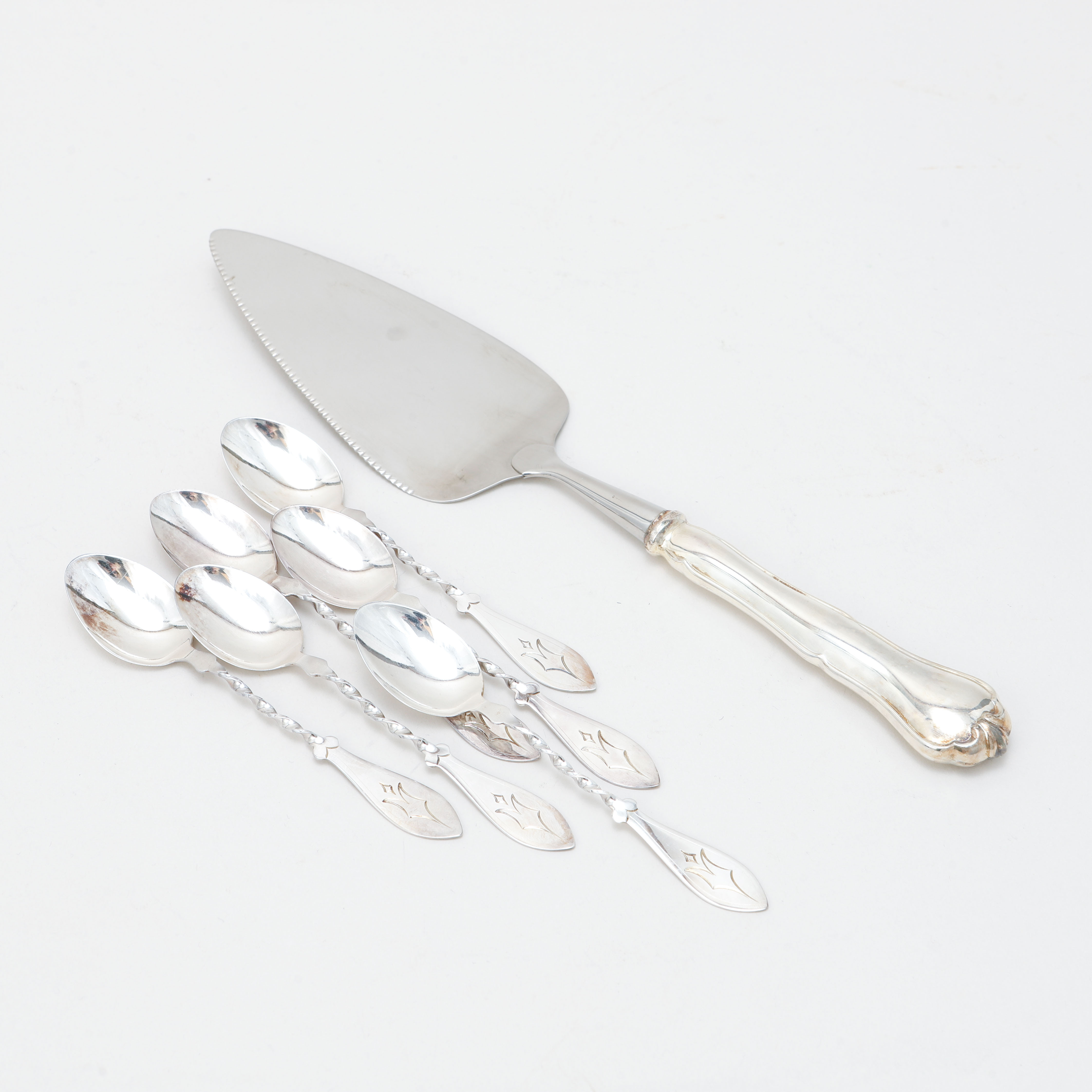 SKEDAR, 6 stycken samt TÅRTSPADE, silver, total vikt 117 gram.