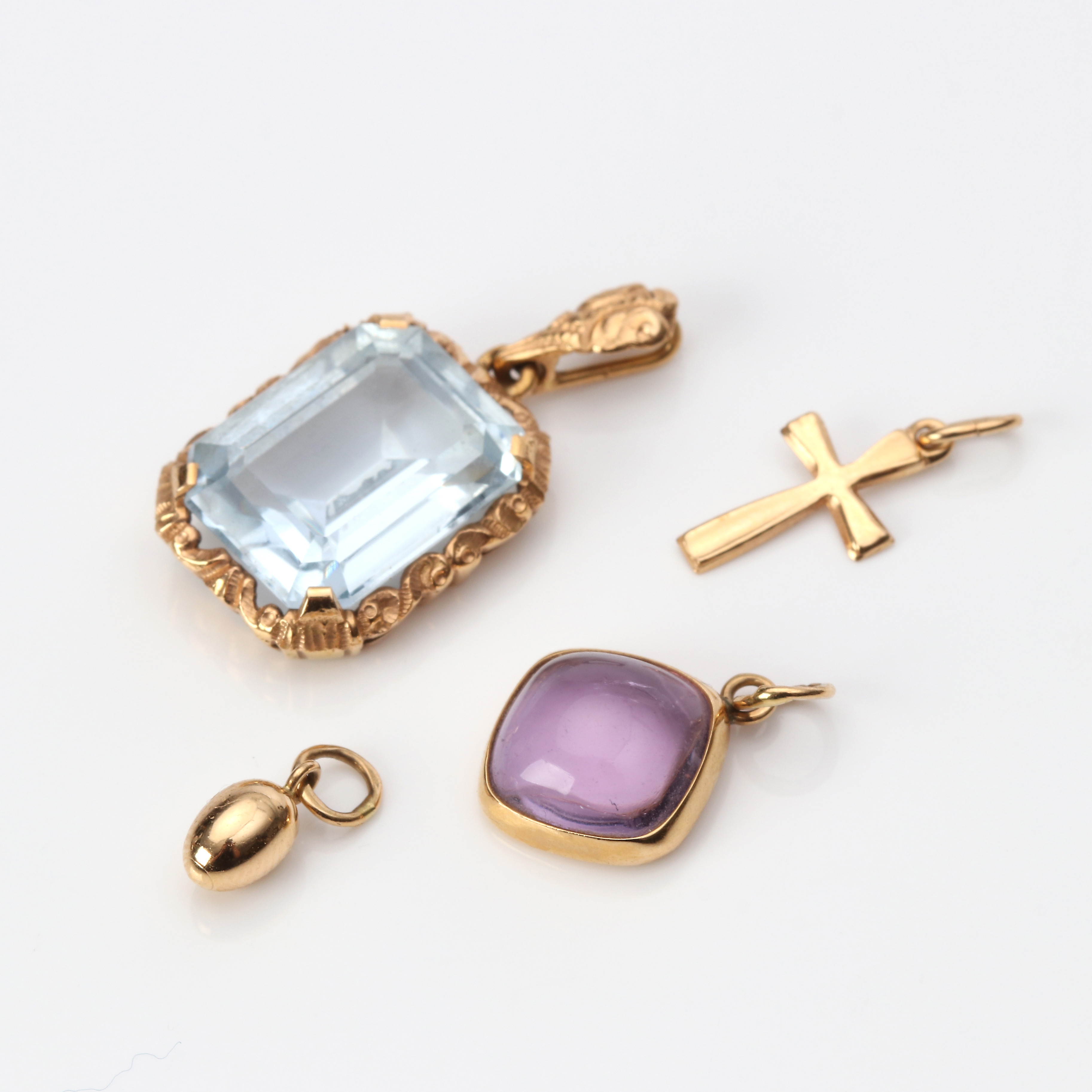 HÄNGEN, FYRA STYCKEN, varav två med stenar. 18K.