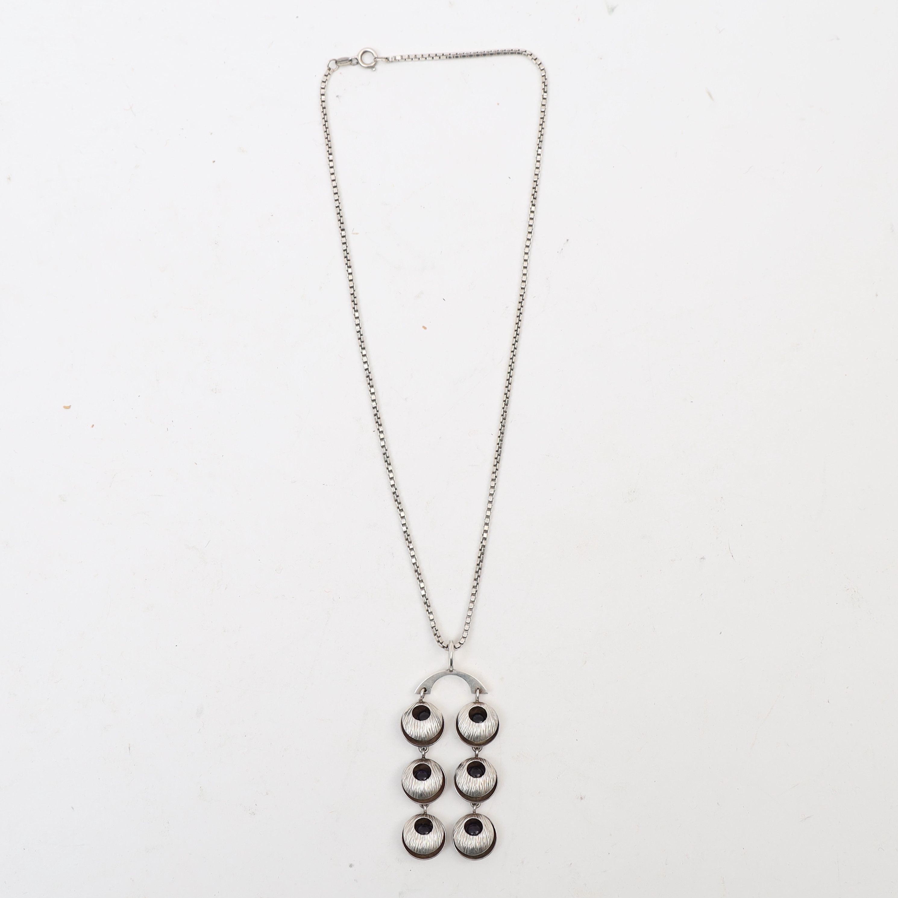 ELIS KAUPI. Halsband med hänge, med infattade lila dekorer.