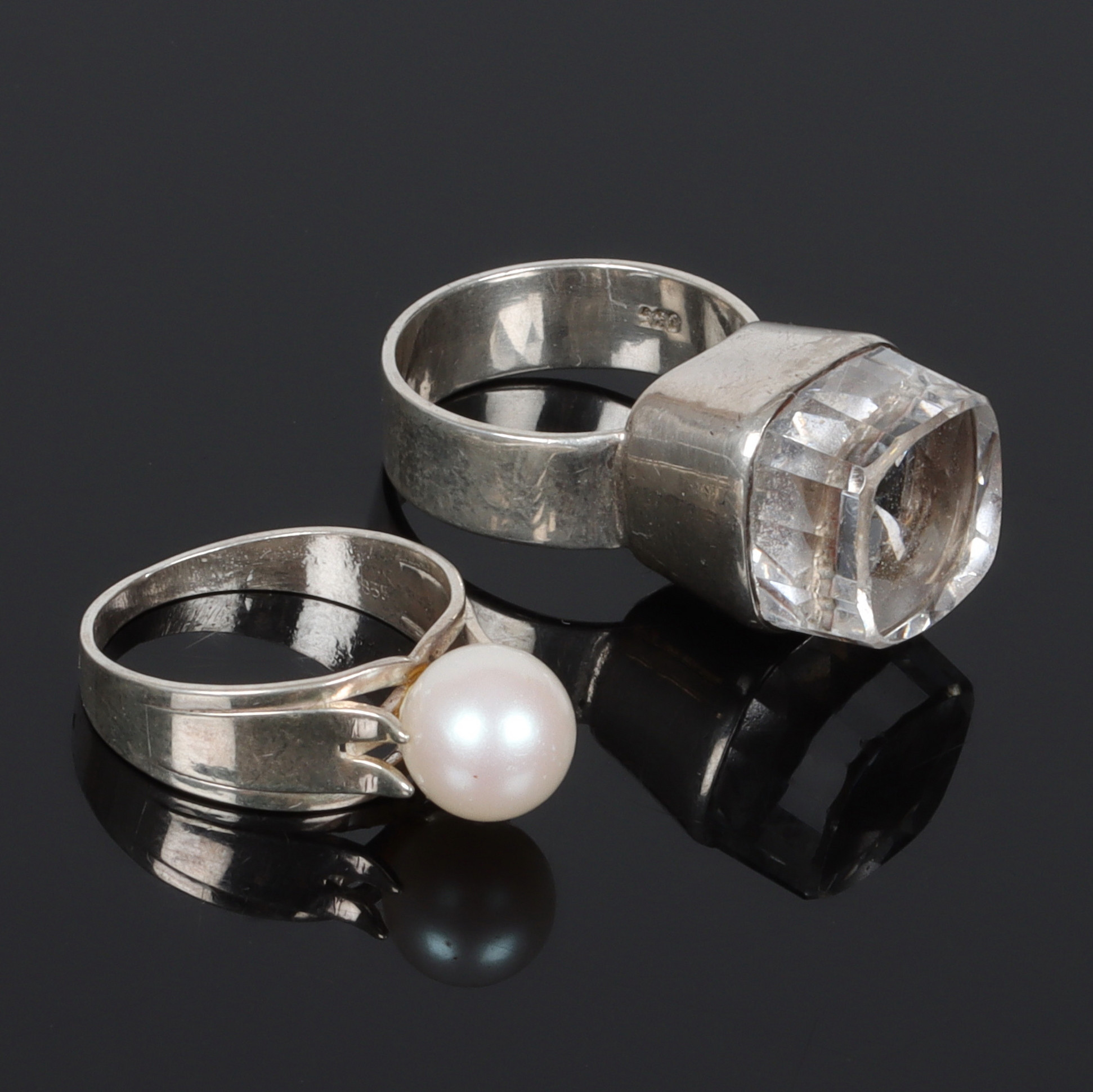 RINGAR, silver, 2 st. med bergkristall och pärla. 1900-tal.