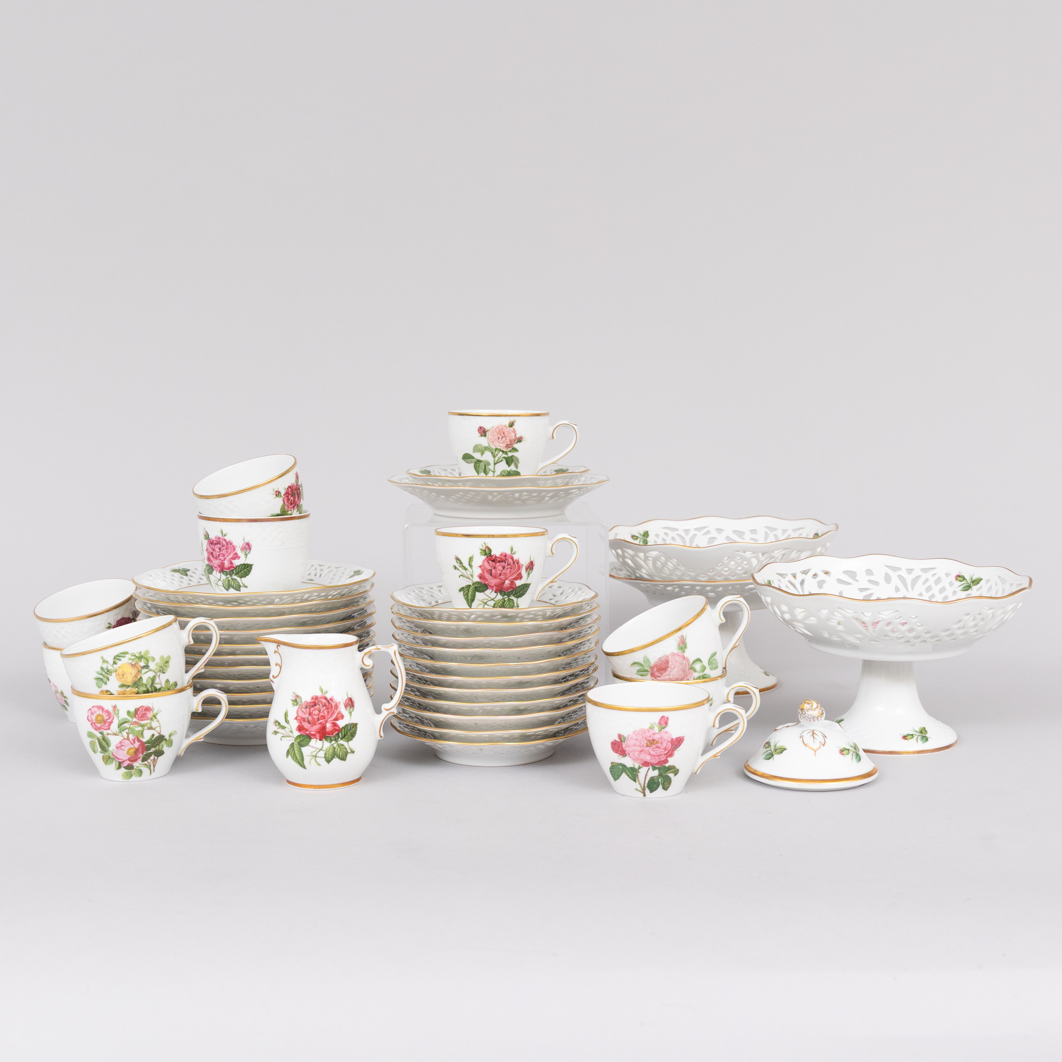 KAFFESERVISDELAR, "Klassiska rosor", 41 st, porslin med guldkant, Fyrklövern, Schumann Arzberg.
