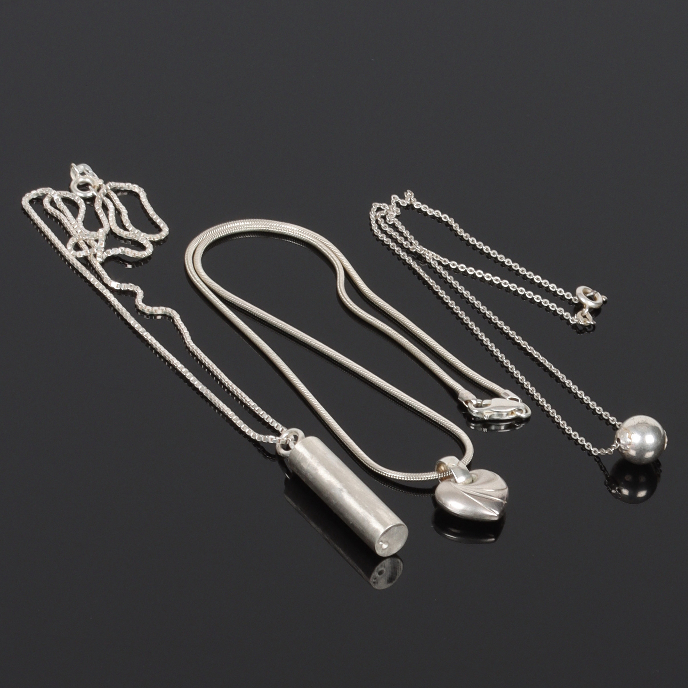 HÄNGEN, 3 st, sterlingsilver, bland annat hjärta och kula, 1900-tal.