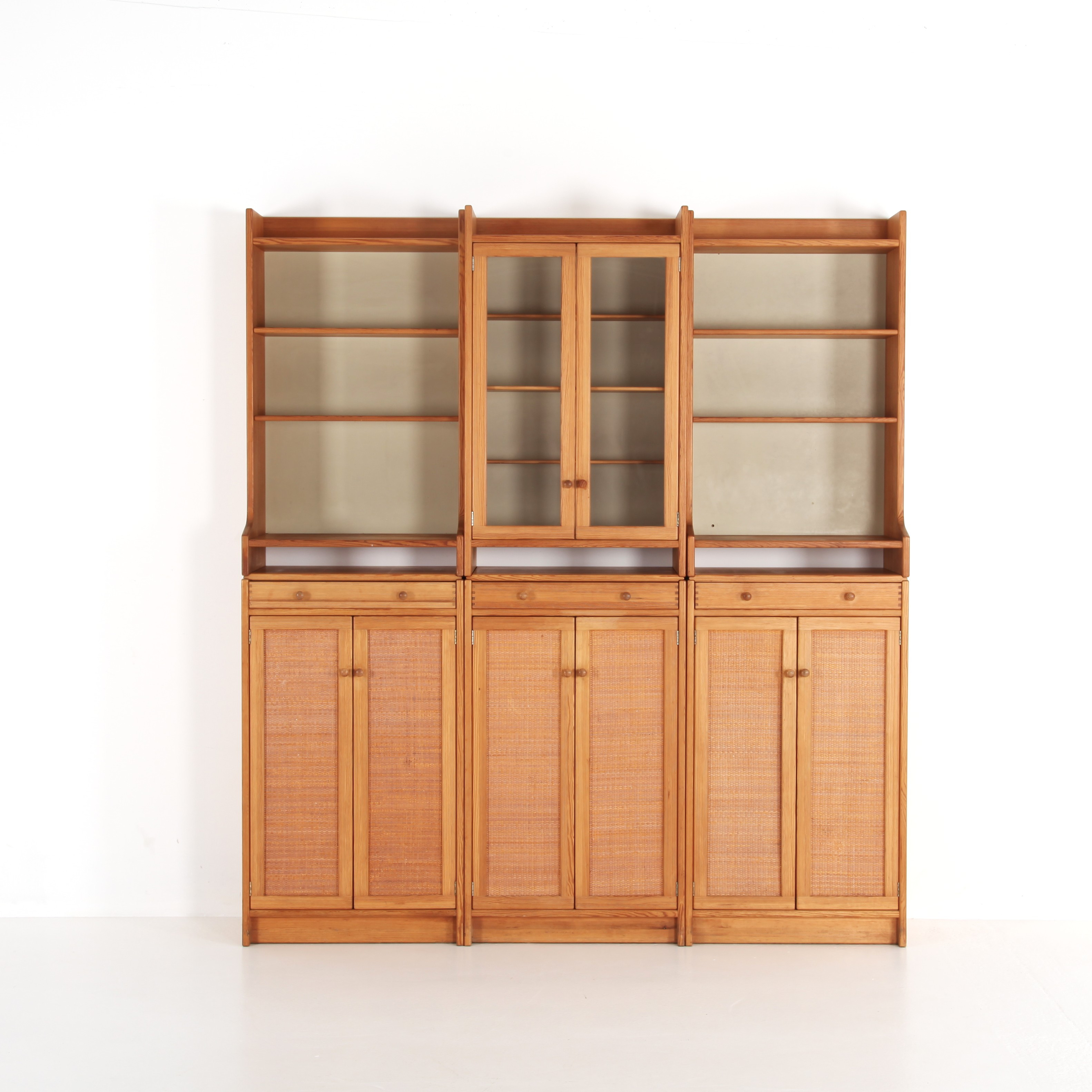 YNGVE EKSTRÖM. 1913-1988, Vitrinskåp/bokhyllor "Furubo", 6 moduler, furu, Swedese.