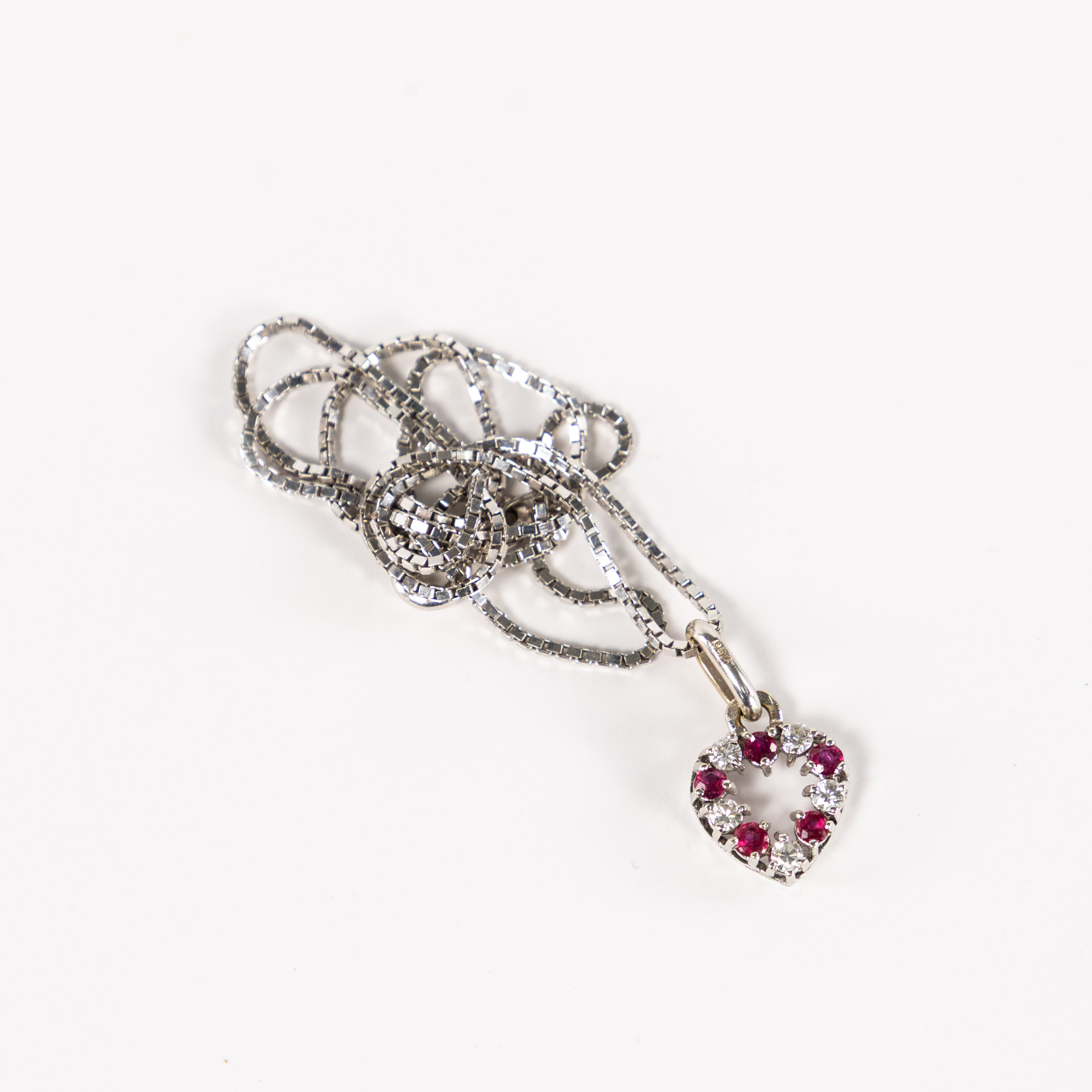 HALSKEDJA MED HÄNGE, 18k vitguld, rubiner och briljanter.